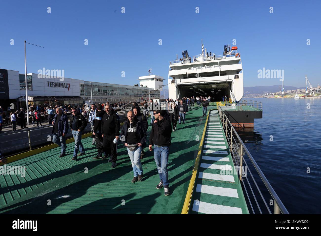 12.03.2017., Croazia, Rijeka - HNK Rijeka i tifosi sono arrivati in una nave nel porto di Zara dopo il ritorno dalla partita di calcio Hajduk-Rijeka, Spalato. Foto: Goran Kovacic/PIXSELL Foto Stock
