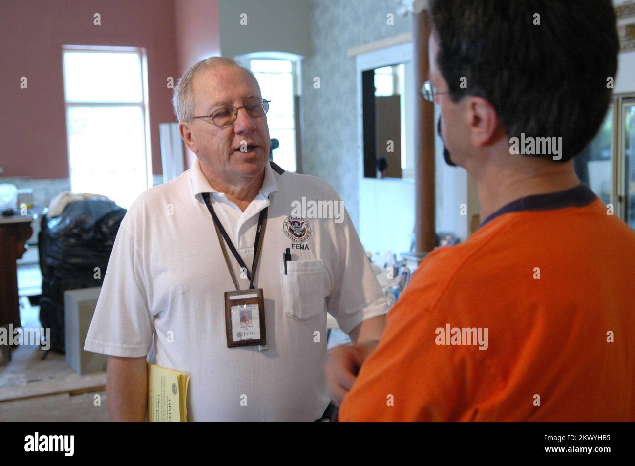 Tempeste severe, inondando, e tornadoes, Ottawa, Ohio, 30 agosto 2007 il rappresentante delle relazioni con la comunità (CR) James Haas (a sinistra) parla con un imprenditore locale su come i prestiti SBA possono aiutare la sua ripresa di affari dalle recenti inondazioni dell'Ohio. I rappresentanti della CR vanno di porta in porta per diffondere informazioni sui programmi della FEMA direttamente alle persone colpite da un disastro. Mark Wolfe/FEMA.. Fotografie relative a disastri e programmi, attività e funzionari di gestione delle emergenze Foto Stock