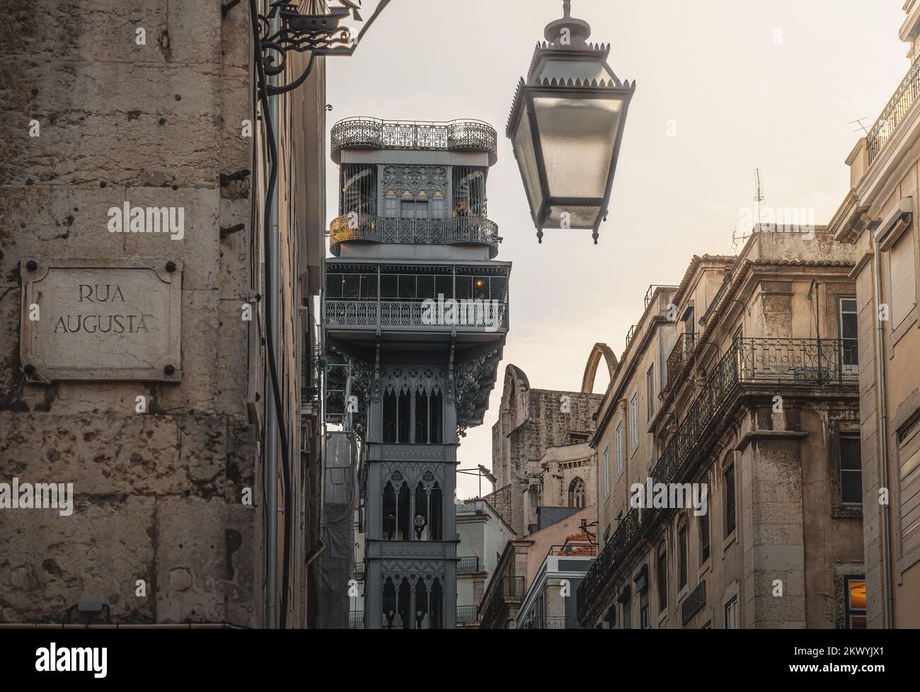 Ascensore di Santa Justa e via Rua Augusta - Lisbona, Portogallo Foto Stock