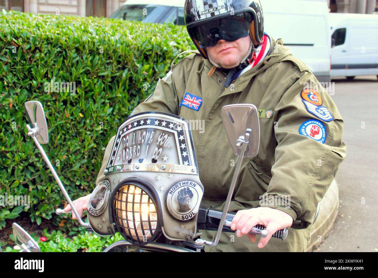 Glasgow, Scozia, Regno Unito 30th novembre 2022. George Square si prepara a Natale e un membro dello scooter club di Glasgow si pone nel centro della città con il suo scooter iconico mod dedicato al movimento e Fred perry in particolare. Gerard Ferry/Alamy Live News Foto Stock