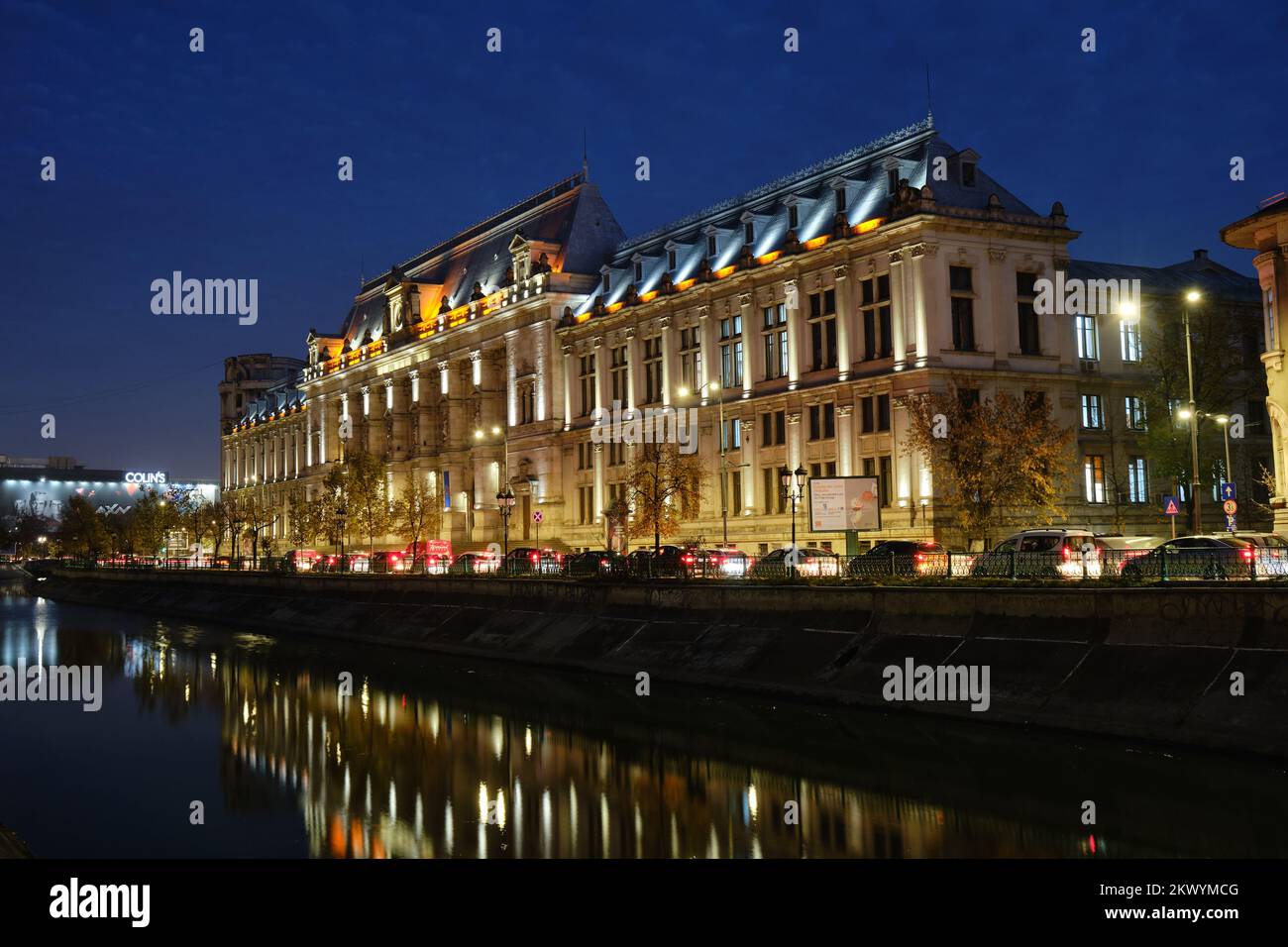 Palazzo di Giustizia a Bucarest, Romania, di notte, vicino al fiume Dambovita con traffico di punta ora. Corte, giustizia, diritto. Bucarest, Romania - Novembre 16, Foto Stock