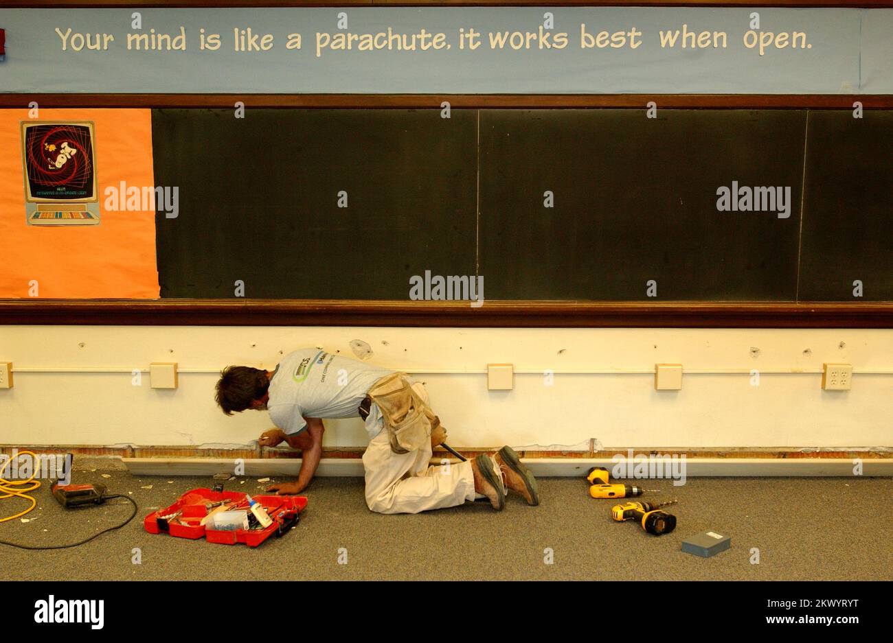 Tempeste severe, inondando, e tornadoes, Findlay, Ohio, 18 settembre 2007 - Un falegname fa riparazioni su una classe che è stata allagata alla Central Middle School nel centro di Findlay. La scuola è stata chiusa dall'agosto 20th, quando le inondazioni hanno colpito la comunità. I programmi FEMA forniscono denaro per aiutare a riparare gli edifici pubblici danneggiati. John Ficara/FEMA.. Fotografie relative a disastri e programmi, attività e funzionari di gestione delle emergenze Foto Stock