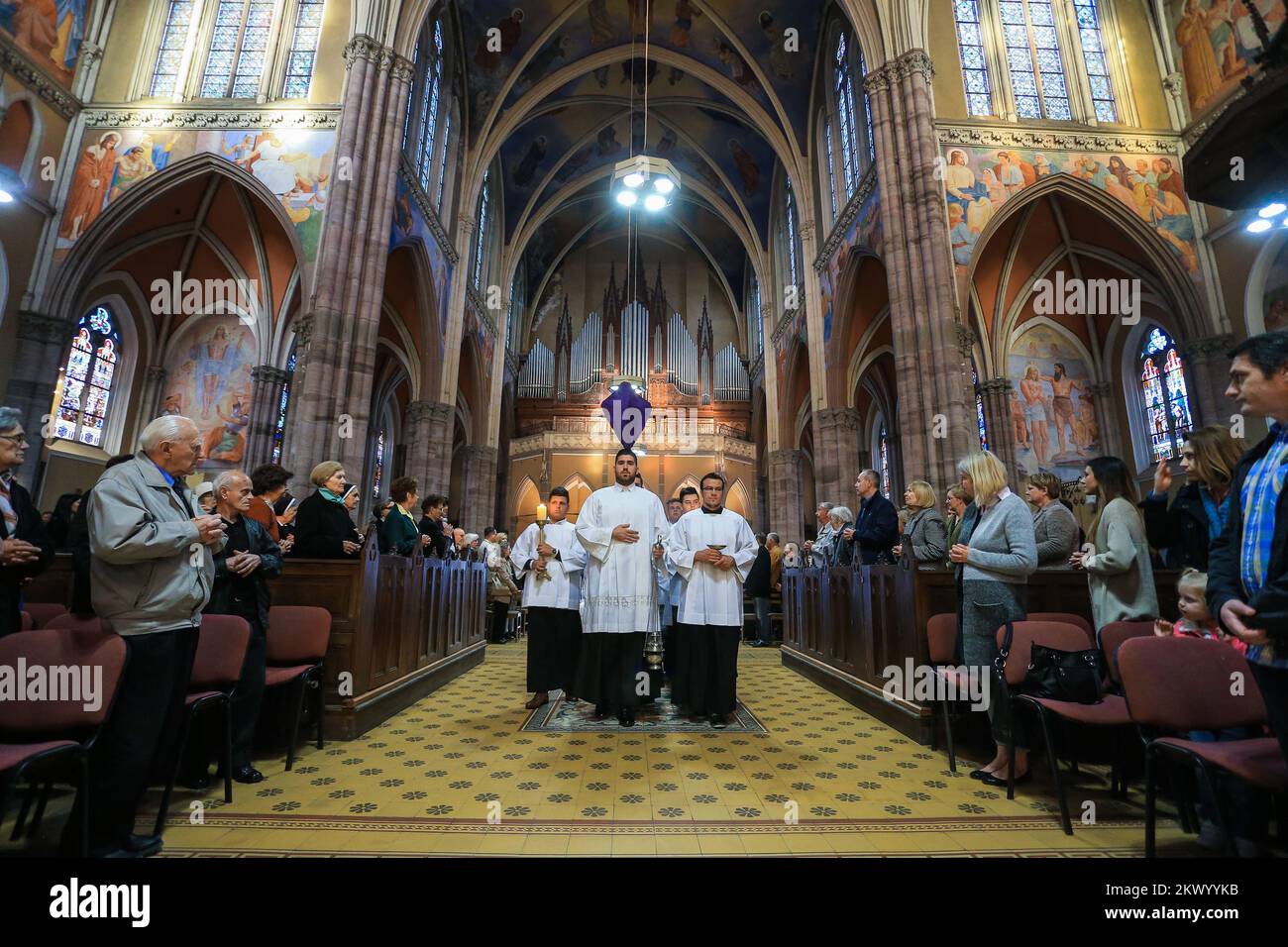 13.04.2017., Osijek, Croazia - l'Arcivescovo in pensione Djakovo-Osijek Marin Srakic ha guidato la Messa della cena del Signore nella Cattedrale di San Pietro e Paolo, che inizia il Triduo pasquale con il lavaggio rituale dei piedi e il trasferimento del Santissimo Sacramento dell'altare. Foto: Davor Javorovic/PIXSELL Foto Stock