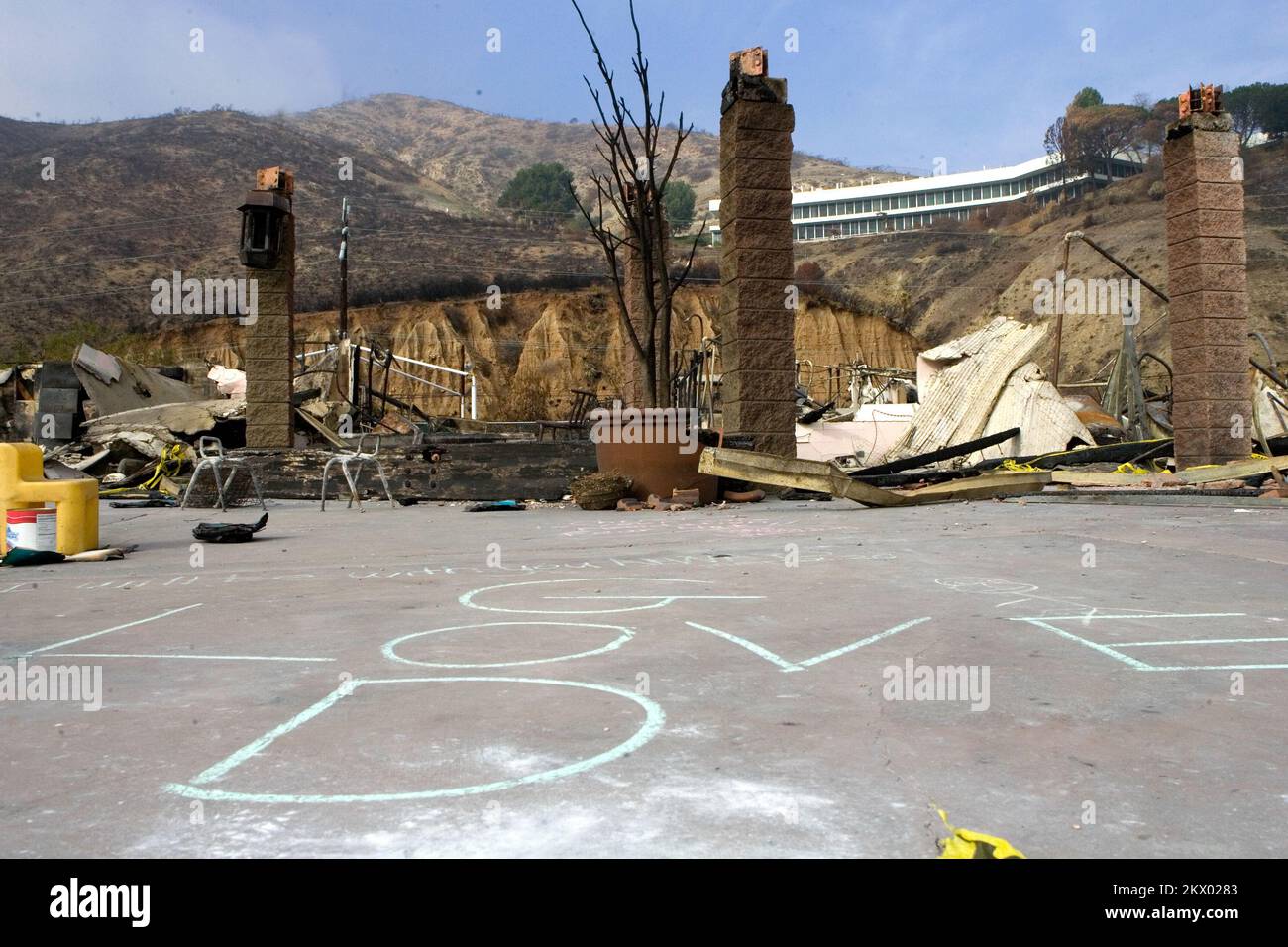 Incendi selvatici, Malibu, CA, 16th novembre 2007 scritti di gesso e preghiere su quello che un tempo era l'ingresso alla chiesa presbiteriana di Malibu che si affacciava sull'Oceano Pacifico. E 'stato uno dei primi di una manciata di strutture e case a bruciare nel canyon Malibu. Fotografie relative a disastri e programmi, attività e funzionari di gestione delle emergenze Foto Stock