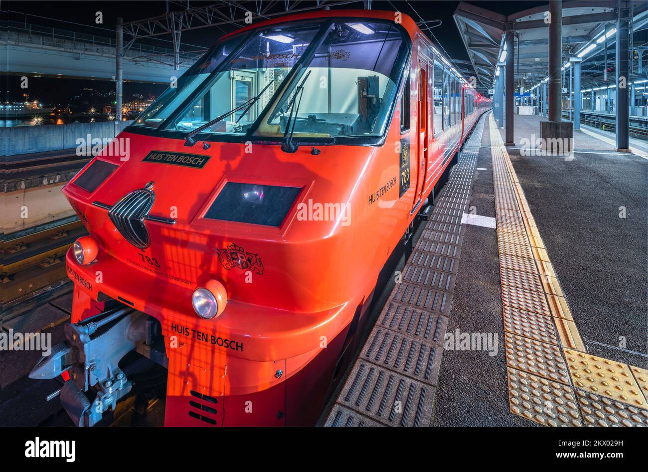 kyushu, nagasaki - 08 2021 dicembre: Fronte del treno espresso limitato Huis Ten Bosch lungo la piattaforma della stazione di Sasebo di notte operata dalla ferrovia di Kyushu Foto Stock