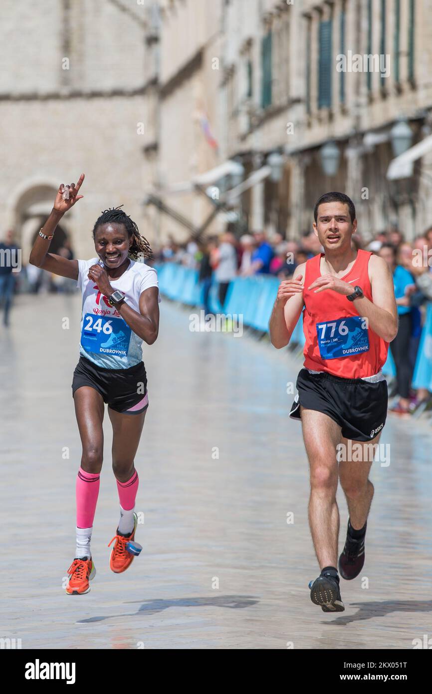 30.04.2017., Dubrovnik, Croazia - il momento culminante di Du Motion - Runners’ Days Dubrovnik è Mezza Maratona Race. La mezza maratona di Dubrovnik è la gara con un'approvazione a cinque stelle da parte dell'atletica europea. Il percorso della mezza maratona è lungo 21,1 chilometri, con partenza e arrivo su Stradun, la strada più famosa e lunga di Dubrovnik, e prosegue fuori dal centro storico fino alla Rijeka-brensacka. Lucia Kimani di Bosnia-Erzegovina ha vinto in gara femminile con tim 1:25:01. Foto: Grgo Jelavic/PIXSELL Foto Stock