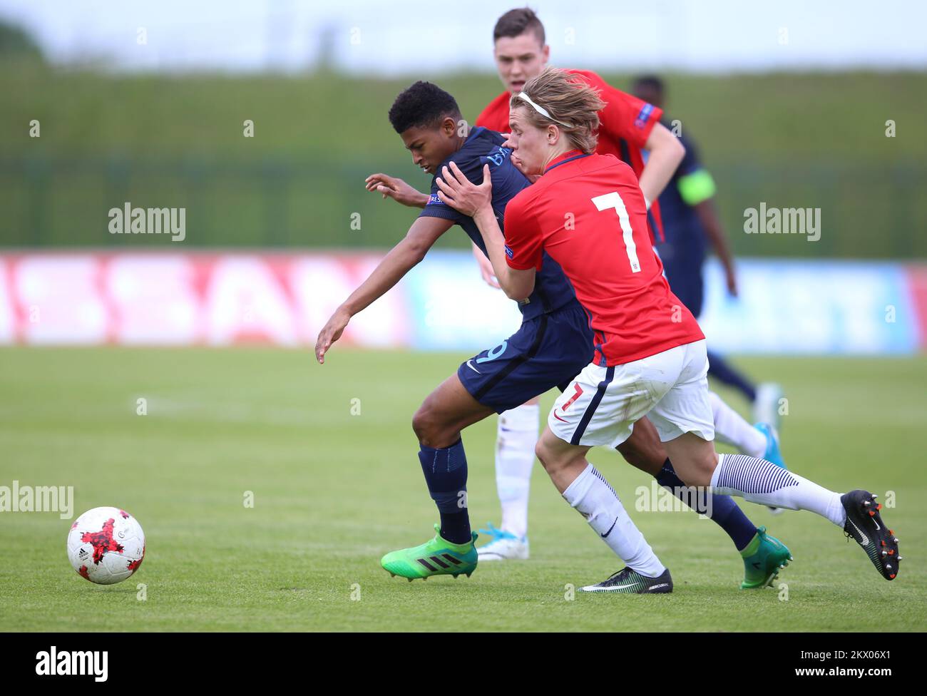 04.05.2017., Velika Gorica, Croazia - Campionato europeo di calcio Under-17, Gruppo D, Norvegia - Inghilterra. Rhian Brewster, Mikael Ugland. Foto: Igor soban/PIXSELL Foto Stock