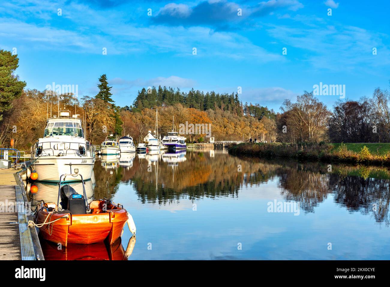 Caledonian Canal Dochgarroch Inverness barche ormeggiate nel canale sopra la serratura Foto Stock