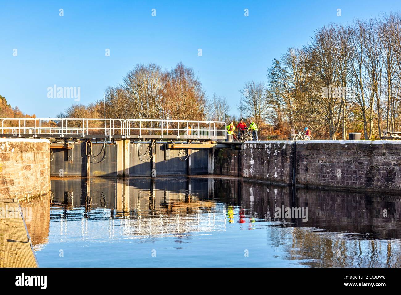 Canale Caledonian Dochgarroch Inverness Dochgarroch Lock cancelli alcuni ciclisti e colori autunnali negli alberi Foto Stock