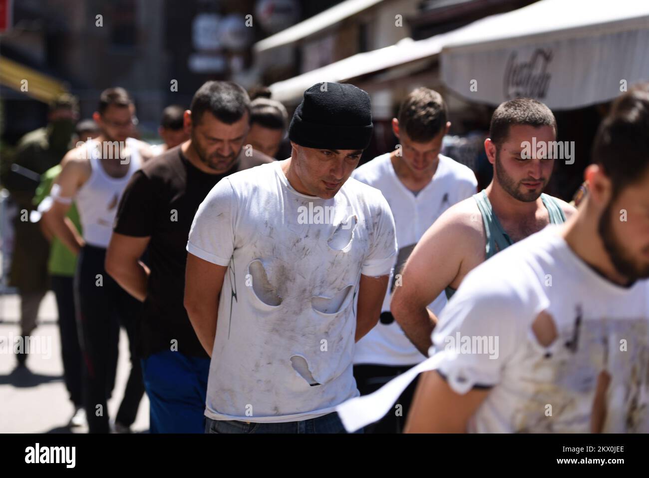 31.05.2017., Sarajevo, BiH - il Gruppo Anti-Dayton nel campo improvvisato ha segnato la Giornata dell'Armband Bianco a Bascarsija. Hanno voluto ricordare all'opinione pubblica internazionale che il genocidio e altre forme di crimini contro l'umanità e il diritto internazionale, all'interno del comune di Prijedor, è durato continuamente dal 1992-1995 e ha ucciso 102 bambini, 256 donne, un totale di 3.173 civili, 31.000 persone sono state detenute nei campi di sterminio, 53,000 persone sono vittime di persecuzioni e deportazioni. Foto: Kemal Softic/HaloPix/PIXSELL Foto Stock