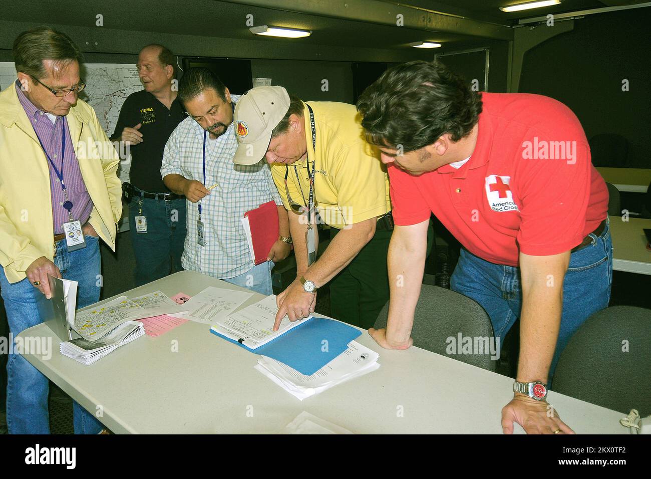 Torrance County, NM, 05/06/2008 i membri di un team di valutazione preliminare dei danni, che ha condotto una panoramica dei danni provocati dal Tigo Fire che hanno distrutto numerose case nell'area tra aprile 28 e maggio 3rd, hanno esaminato alcuni dei documenti raccolti prima di effettuare un'indagine sull'area. Come Jack Daniels, un addetto all'assistenza individuale della Regione FEMA 6 (2nd da sinistra) condivide le informazioni con un altro membro del team, coloro che rivedono i documenti sono (da sinistra a destra): Danny Hogsett e Joe Vasquez, analisti di costruzione con gli Stati Uniti Amministrazione di piccola impresa; Don Scott, capo dell'ufficio, reparto di Hom Foto Stock