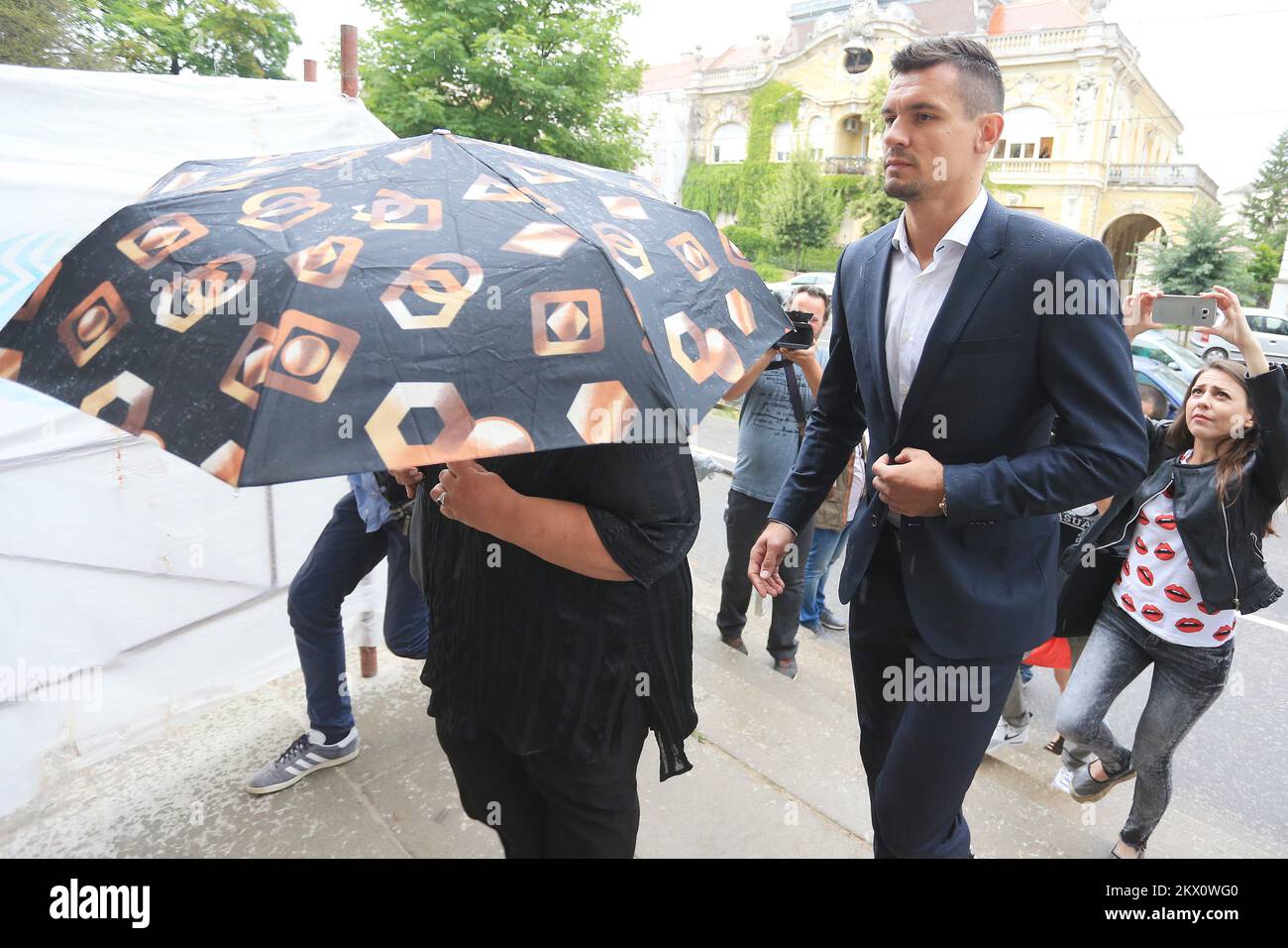 14.06.2017., Osijek, Croazia - ex direttore di Dinamo Zagreb Zdravko Mammy, suo fratello Zoran Mammy che gestì la Dinamo Zagreb dal 2005 al 2007, L'ex direttore del club Damir Vrbanovic e un dipendente dell'amministrazione fiscale Milan Pernar sono accusati di appropriarsi del denaro del club a partire dal 2008 e di non pagare Â Â £ 10,5million 1,4million in tasse. La discussione è stata interrotta perché Zdravko Mammy ha deciso di difendersi e di licenziare i suoi avvocati Slokovic e Prodanovic. Il difensore di Liverpool Dejan Lovren è venuto come testimone per testimoniare e discutere il suo trasferimento di Â £ 8million da Dinamo a Lione nel 2010. Phot Foto Stock