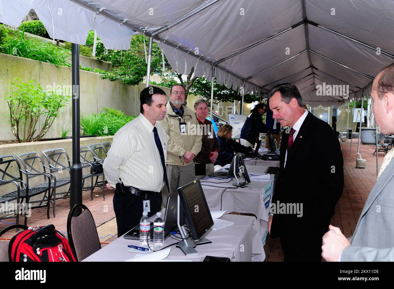 Washington, DC, 20 maggio 2008 il National Emergency Family Registry and Locator System/ National Emergency Child Locator Center informazioni stand al Hurricane Awareness Day, ospitato dalla FEMA presso la sede centrale del Distretto di Columbia, è visitato dall'amministratore della FEMA, R. David Paulison. Barry Bahler/FEMA. Fotografie relative a disastri e programmi, attività e funzionari di gestione delle emergenze Foto Stock