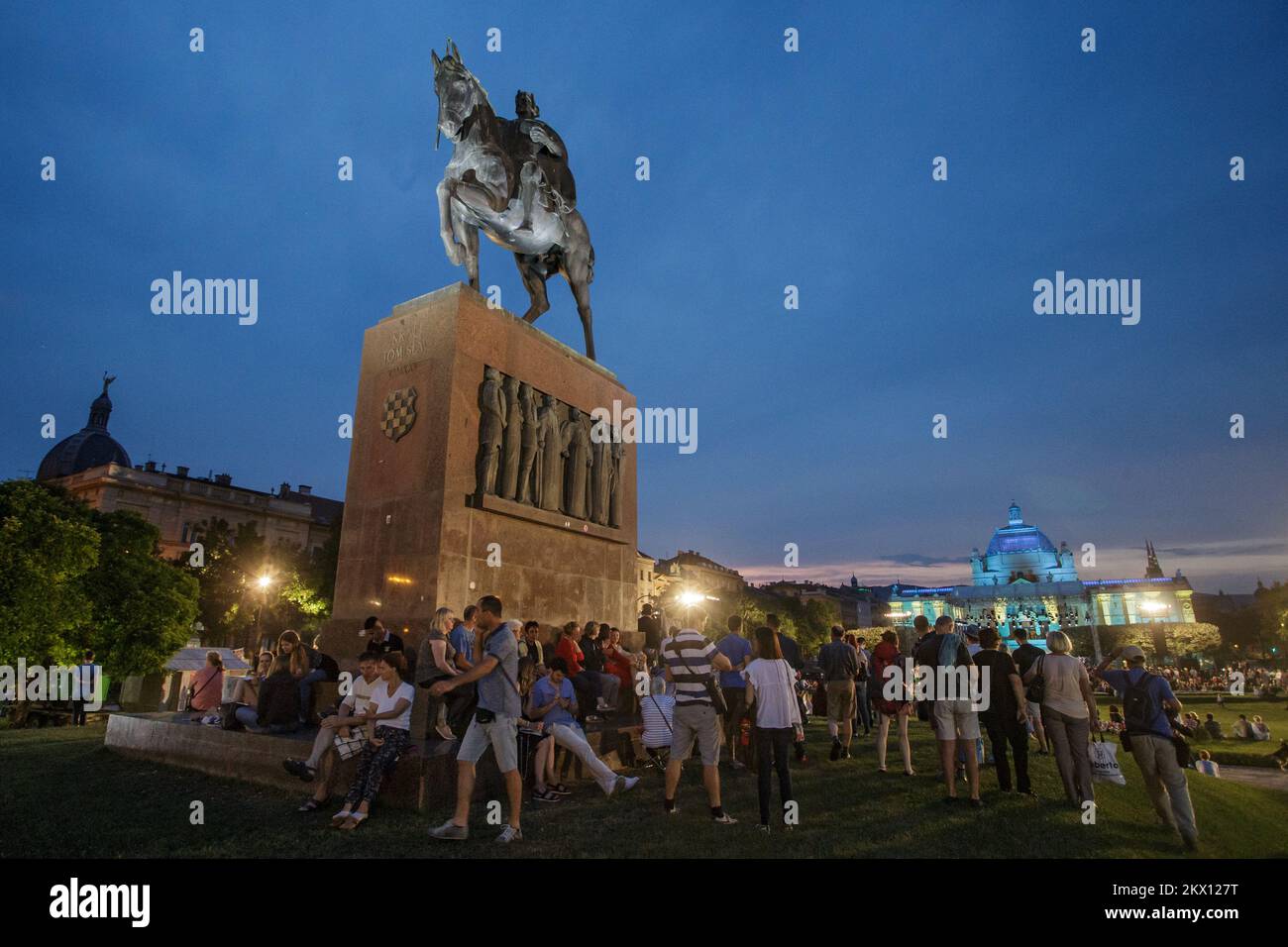 21.06.2017., Croazia, Zagabria - il Concerto dell'Orchestra Sinfonica della radio e della televisione croata ha dato inizio a un grande festival all'aperto in Piazza Re Tomislav - Zagreb Classic! Il coro e l'Orchestra HRT si esibiscono nell'ambito del programma Music and City e, sotto la guida dello stimato direttore d'orchestra brasiliano Eduard Strausser, stanno svolgendo un interessante programma di numeri famosi sul tema della fantasia musicale. Foto: Davor Puklavec/PIXSELL Foto Stock