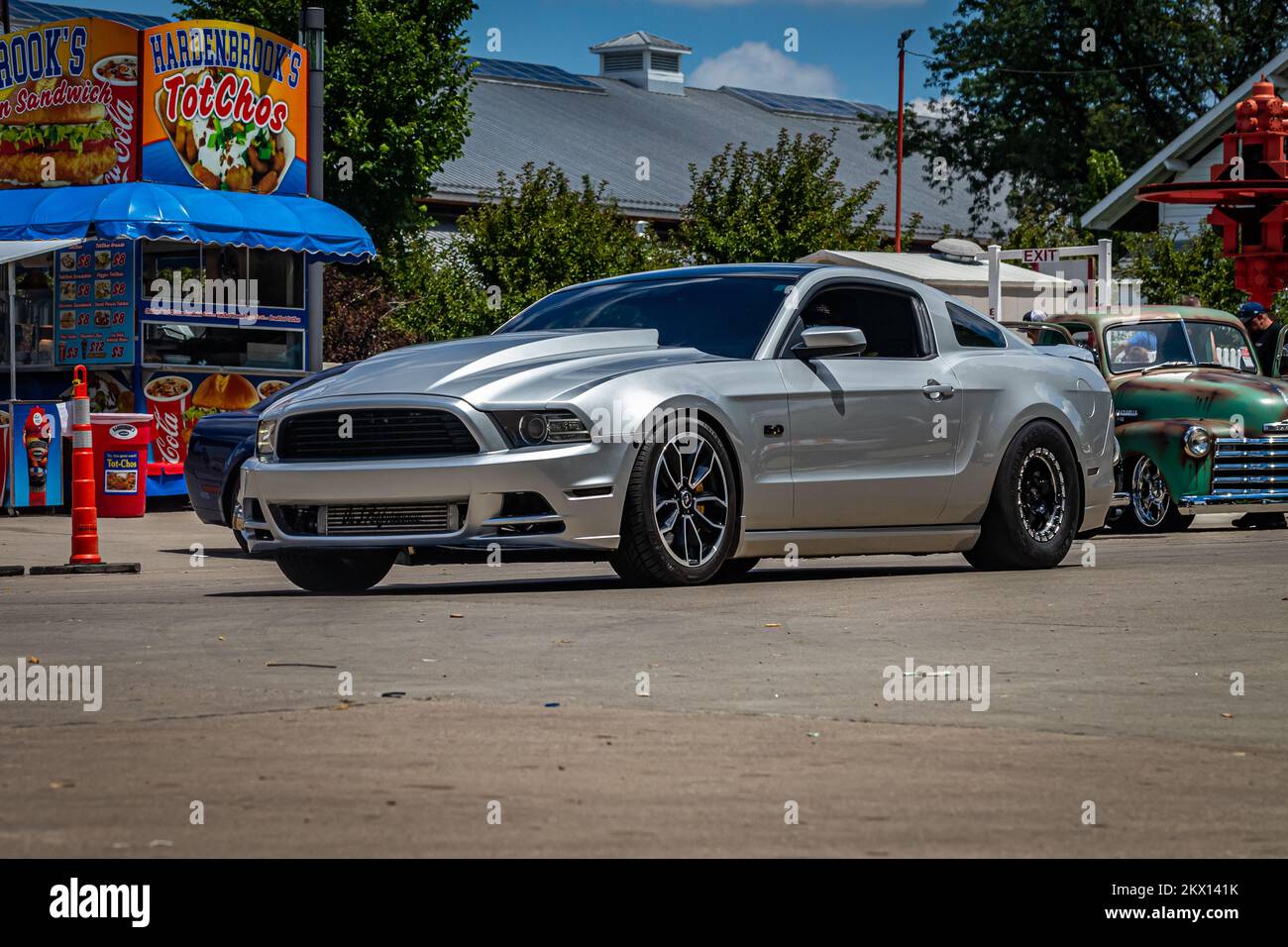 Des Moines, IA - 03 luglio 2022: Vista grandangolare frontale di una Ford Mustang GT Coupe 2011 ad una fiera automobilistica locale. Foto Stock