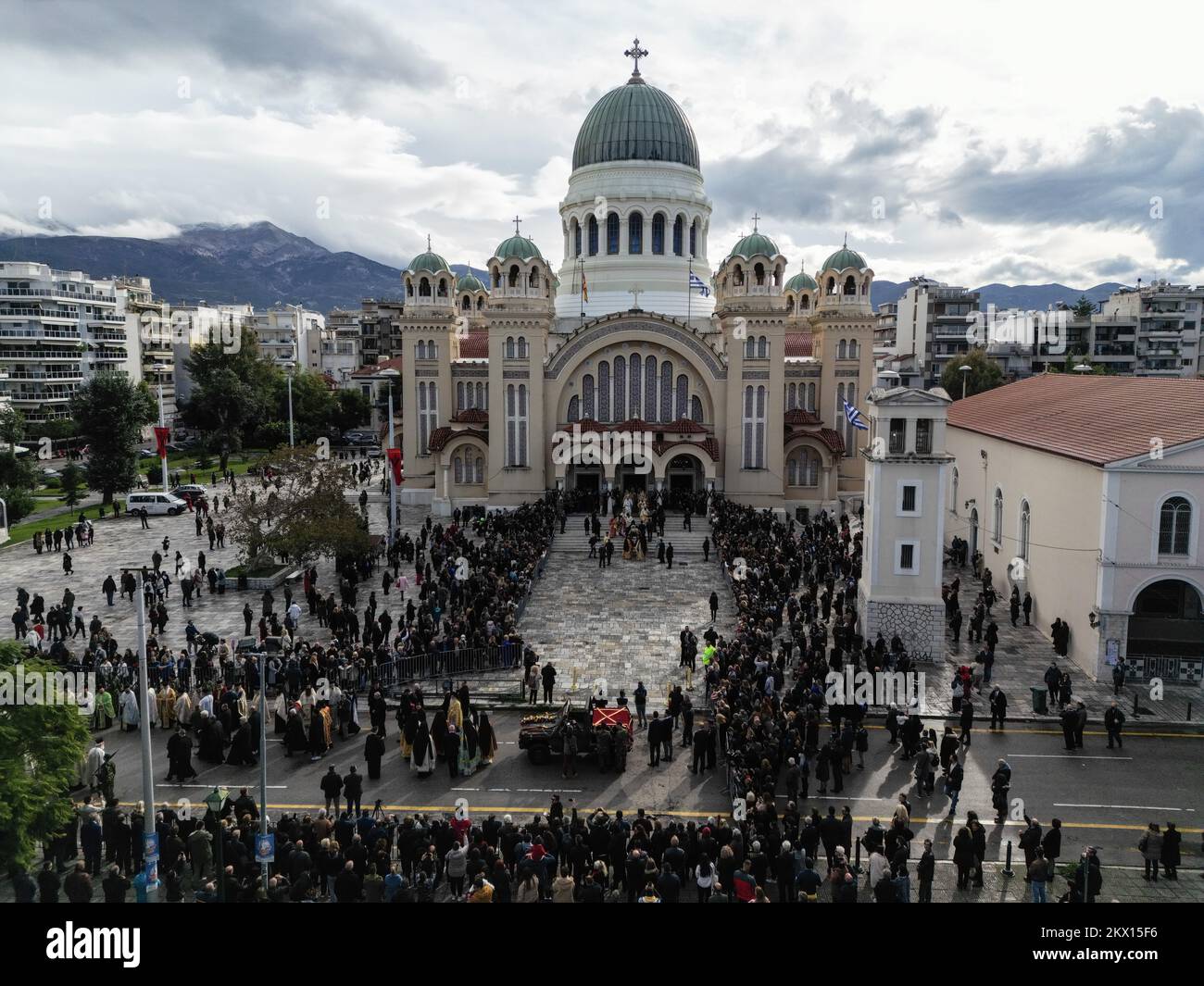 La Città Greca In Cui Fu Crocifisso Sant'andrea Patrasso, Grecia, 30 novembre 2022. La gente si riunisce davanti alla