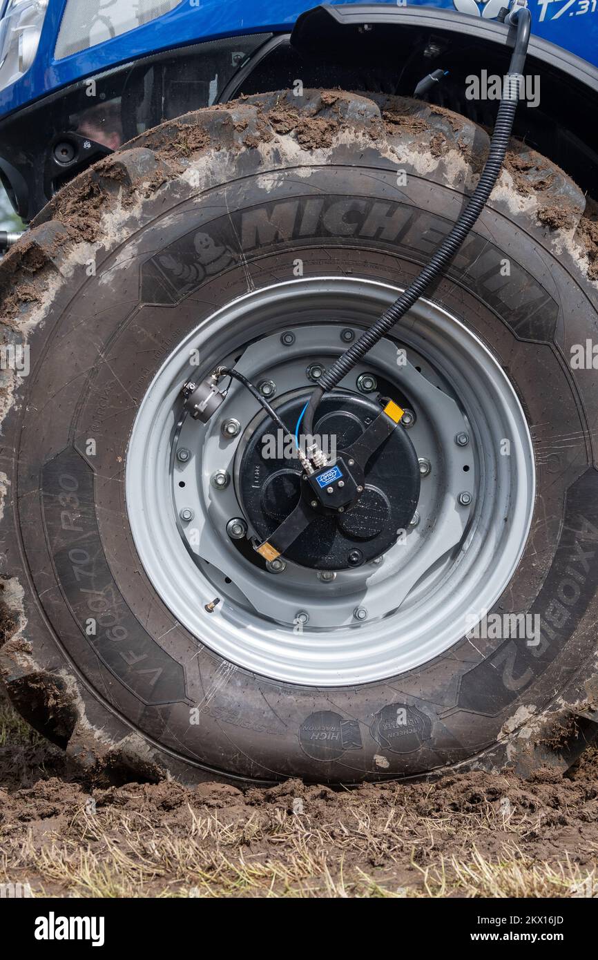 Pneumatici autogonfiabili sui moderni trattori agricoli che contribuiscono a ridurre al minimo la compattazione del suolo. Foto Stock