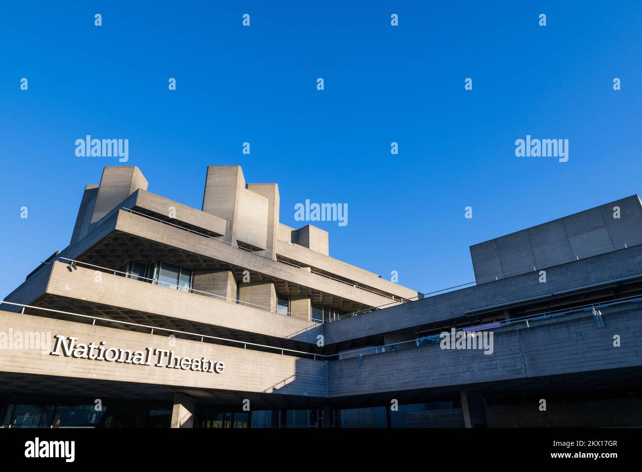 Il Teatro Nazionale parte del Southbank Centre. Il teatro è stato progettato dall'architetto Denys Lasdun ed è stato aperto nel 1976. Teatro Nazionale, S Foto Stock