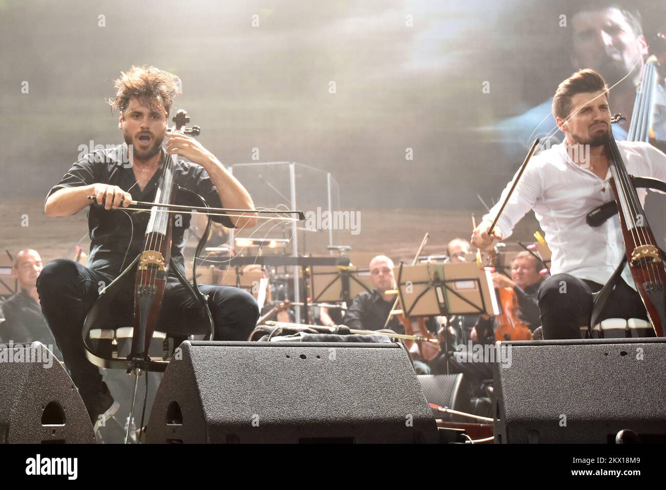 02.07.2017., Croazia, Pula - il duo violoncellistico croato Luka Sulic e Stjepan Hauser, di fama mondiale, si è esibito nell'affollata Arena di Pola insieme all'Orchestra Filarmonica di Zagabria al concerto sold out, annunciato come concerto del 2Cellos nel tour di partitura, promuovendo il nuovo album dedicato alla musica cinematografica. Foto: Dusko Marusic/PIXSELL Foto Stock