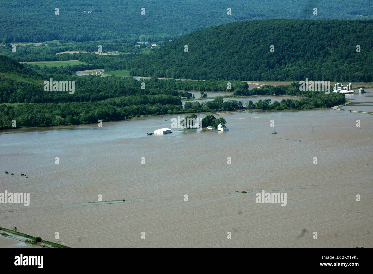 Gravi tempeste, tornado, e inondazioni, Dodge County, WI, 14 giugno 2008 Farms e case sono sotto l'acqua inondazione nelle aree rurali del Wisconsin continua. Barry Bahler/FEMA. Fotografie relative a disastri e programmi, attività e funzionari di gestione delle emergenze Foto Stock