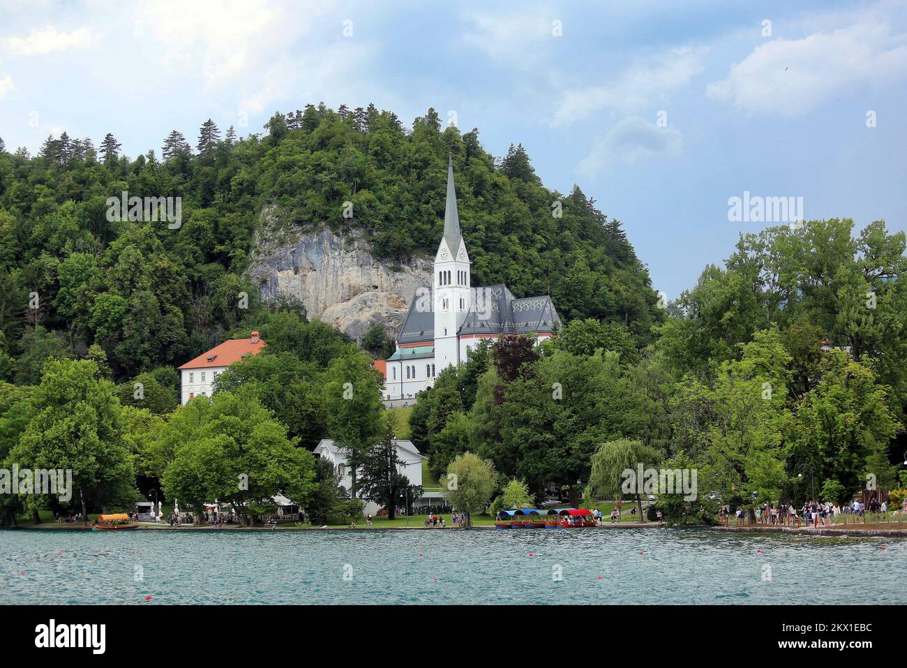 11.07.2017., Bled, Slovenia - Bled è una città situata sul lago di Bled, nella regione del Carniolan superiore della Slovenia nord-occidentale. E' una meta turistica molto apprezzata nella regione dell'alta Carniola e in tutta la Slovenia, attirando visitatori anche dall'estero. St La Parrocchia di Martin a Bled è la chiesa parrocchiale della Parrocchia di Bled. Foto: Borna Filic/PIXSELL Foto Stock