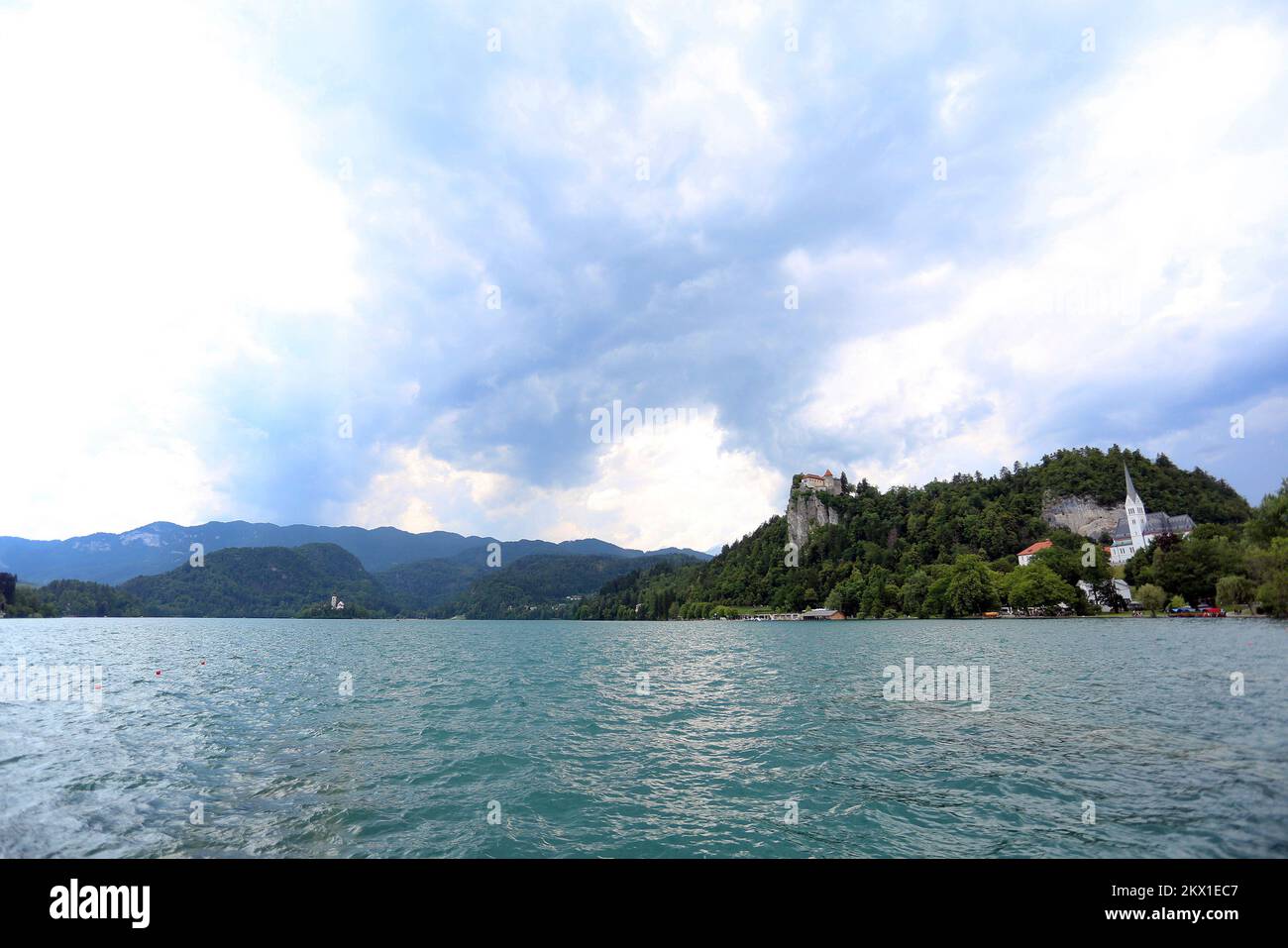 11.07.2017., Bled, Slovenia - Bled è una città situata sul lago di Bled, nella regione del Carniolan superiore della Slovenia nord-occidentale. E' una meta turistica molto apprezzata nella regione dell'alta Carniola e in tutta la Slovenia, attirando visitatori anche dall'estero. Arroccato su una roccia che si affaccia sul lago si trova l'iconico Castello di Bled. St La Parrocchia di Martin a Bled è la chiesa parrocchiale della Parrocchia di Bled. Foto: Borna Filic/PIXSELL Foto Stock