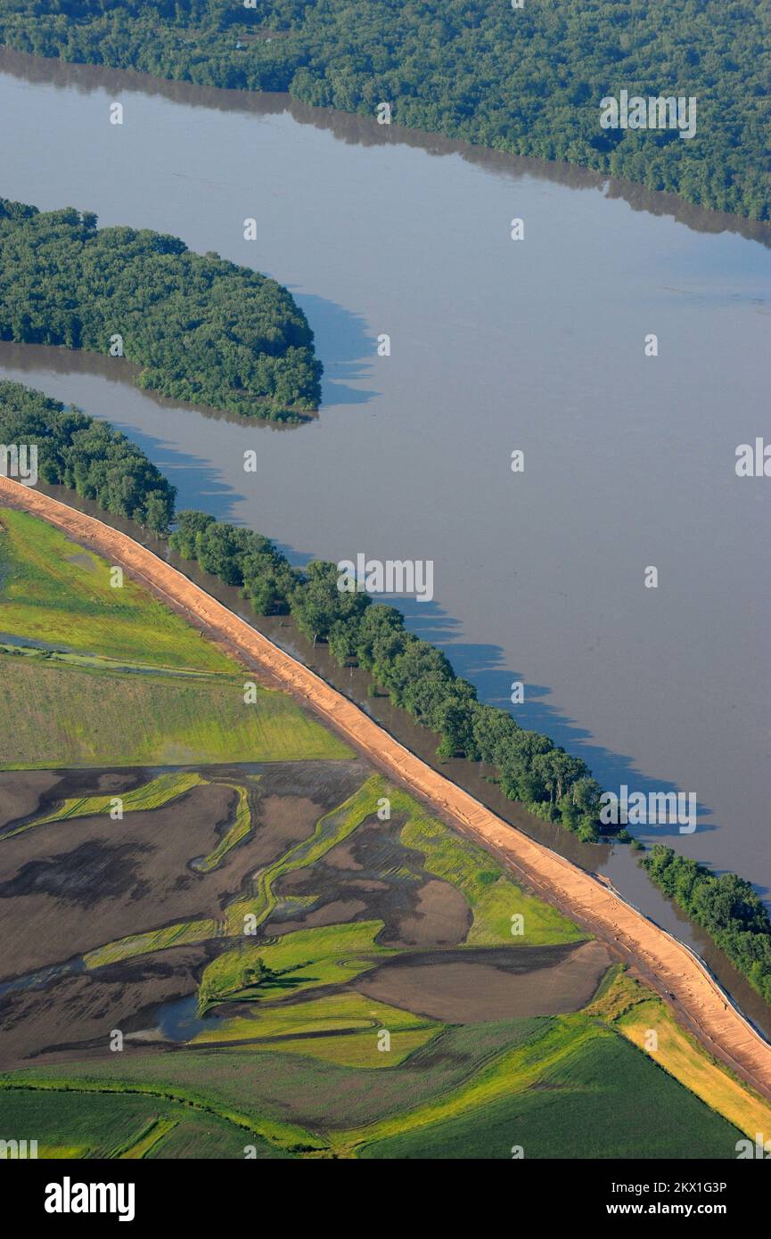 Hannibal, Missouri, 20 giugno 2008 l'acqua che si innalza del fiume Mississippi minaccia i terreni agricoli vicino al fiume. Hannibal, MO, 20 giugno 2008 -- l'acqua in aumento del fiume Mississippi minaccia terreni agricoli vicino al fiume. Fotografie relative a disastri e programmi, attività e funzionari di gestione delle emergenze Foto Stock