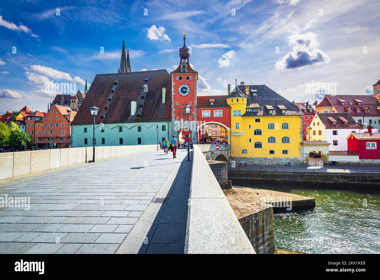 Regensburg, Germania, storico ponte di pietra, torre del ponte e gli edifici, Danubio. Foto Stock