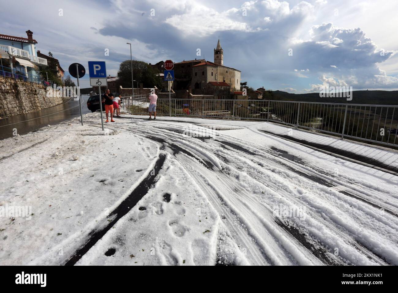 26.07.2017., Plomin, Croazia - un estremo pellet di ghiaccio ricopriva Plomin trasformandolo in una carrozza invernale. La temperatura dell'aria è scesa improvvisamente a soli 13-14 gradi Celsius. Foto: Goran Kovacic/PIXSELL Foto Stock