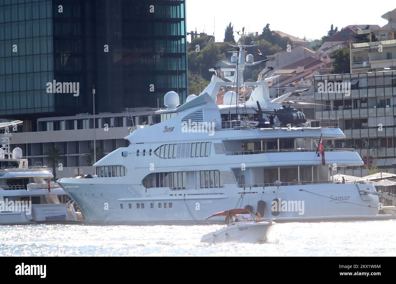 01.08.2017., Croazia, Spalato - il 562th milionario sulla lista di Forbes, Kutayba Algeri, naviga sull'Adriatico sul suo yacht di Samara di 77 metri. Samara yacht vale 100 milioni di dollari, ha 7 suite di lusso e un elicottero. Ci sono 26 membri dell'equipaggio a bordo. Kutayba Aligranim, proprietaria di Aligranim Industries, la più grande società privata del Kuwait, impiega 4000 persone. Foto: Ivo Cagalj/PIXSELL Foto Stock