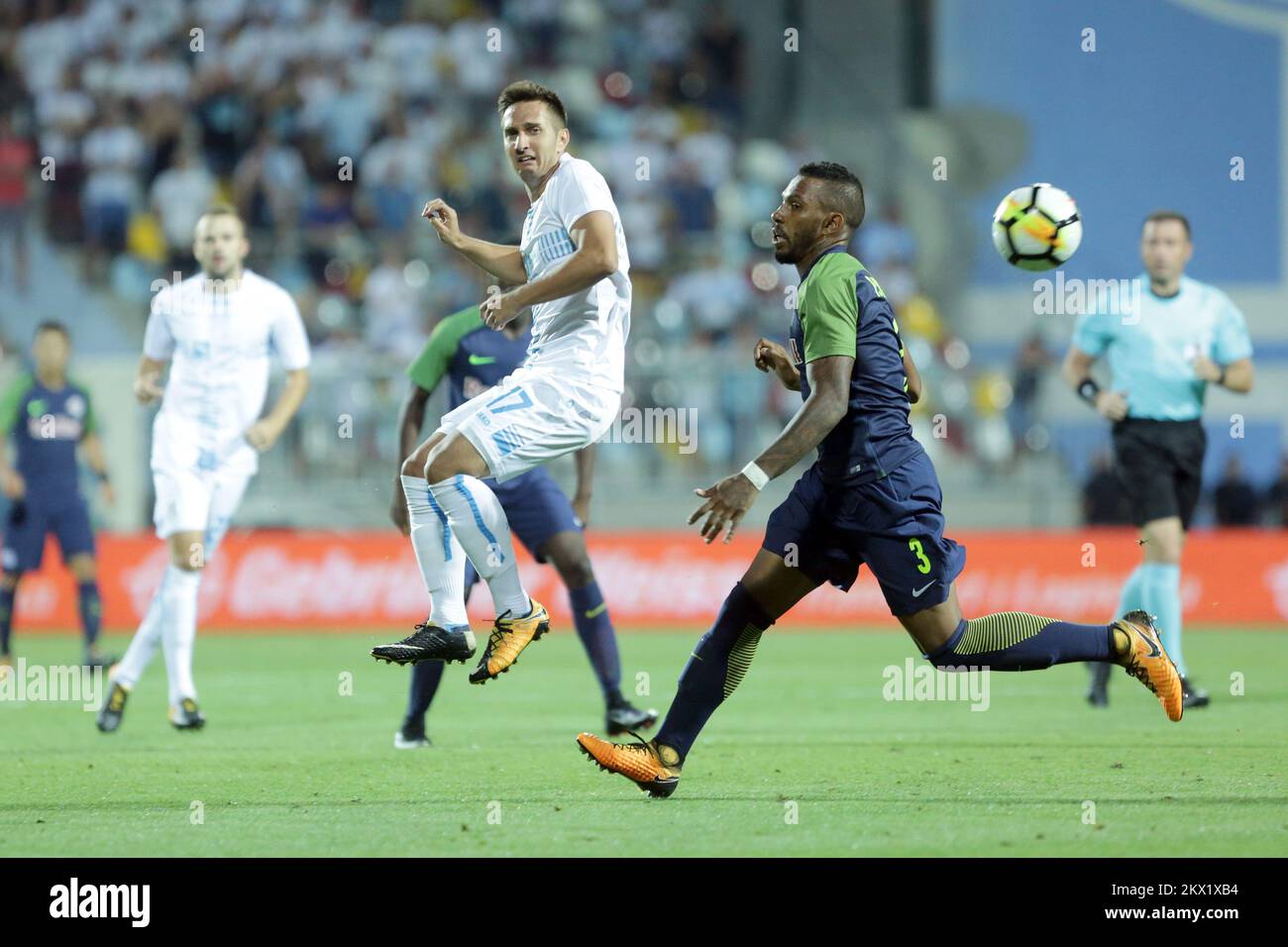 02.08.2017., Stadio Rujevica, Rijeka, Croazia - UEFA Champions League, turno di qualifica 3, HNK Rijeka - FC Red Bull Salzburg.. Mario Gavranovic, Paulo Miranda. Foto: Nel Pavletic/PIXSELL Foto Stock
