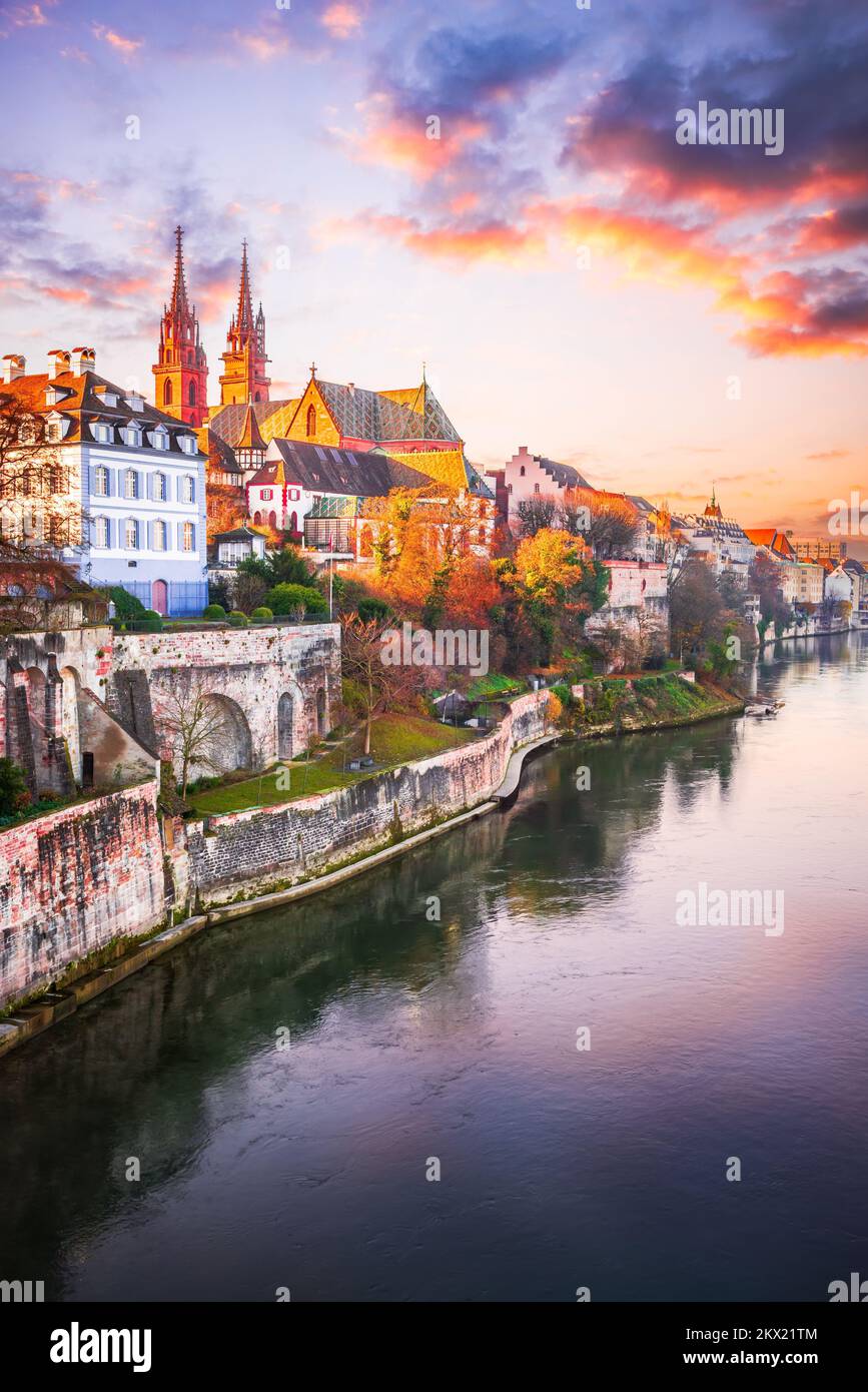 Basilea, Svizzera. Splendida città sulle rive del Reno con i colori del tramonto della Cattedrale di Munster. Incantevole paesaggio svizzero. Foto Stock