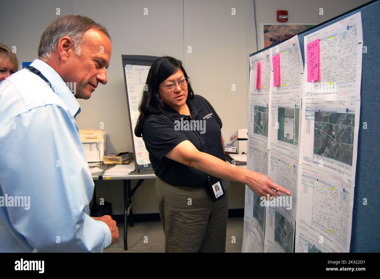 Forti tempeste, tornado e alluvioni, Des Moines, Iowa, 27 luglio 2008 FEMA JFO, Kathryn Engel, FEMA Logistic Coordination, Branch Director, Spiega il Rep. Steve King (District 5, IA), le mappe TAV/TPM-ORBIT ONE (Total Asset Visibility Trading Partner Management). Queste mappe mostrano i singoli transponder fissati alle unità delle case mobili lungo il tragitto verso le aree di sosta FEMA a Waterloo & Dike, IA. Fotografie relative a disastri e programmi, attività e funzionari di gestione delle emergenze Foto Stock