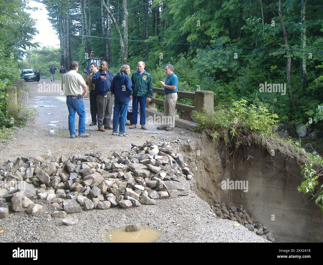 Ripton, Vermont, 7 agosto 2008 il governatore del Vermont Jim Douglas e la FEMA FCO Phil Parr si uniscono a funzionari locali nel rilevamento di un ponte danneggiato. Diversi giorni di forti piogge hanno causato inondazioni flash in gran parte del Vermont centrale. FEMA Photo/Brian Hvinden.. Fotografie relative a disastri e programmi, attività e funzionari di gestione delle emergenze Foto Stock