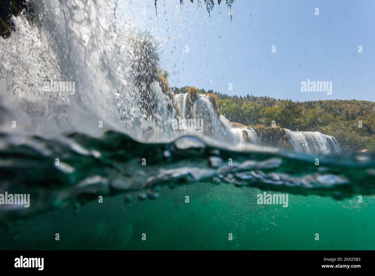 10.08.2017., Skradinski buk, Croazia - la cascata Skradinski buk, la più lunga sul fiume Krka, è una delle bellezze naturali più conosciute della Croazia. Riprese subacquee. Foto: Goran Safarek/HaloPix/PIXSELL Foto Stock