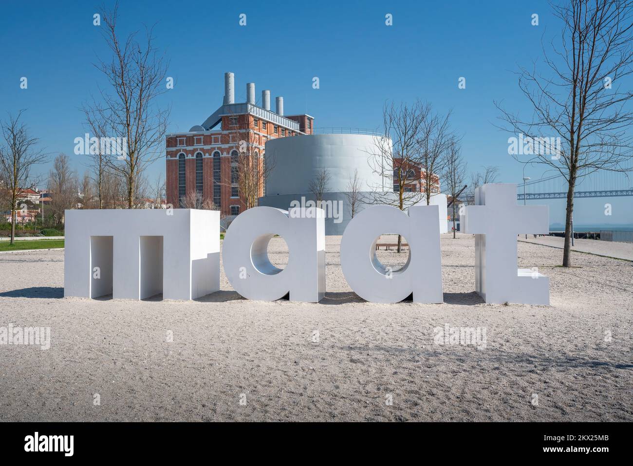 Museo di Arte, architettura e tecnologia (MAAT) segno - Lisbona, Portogallo Foto Stock