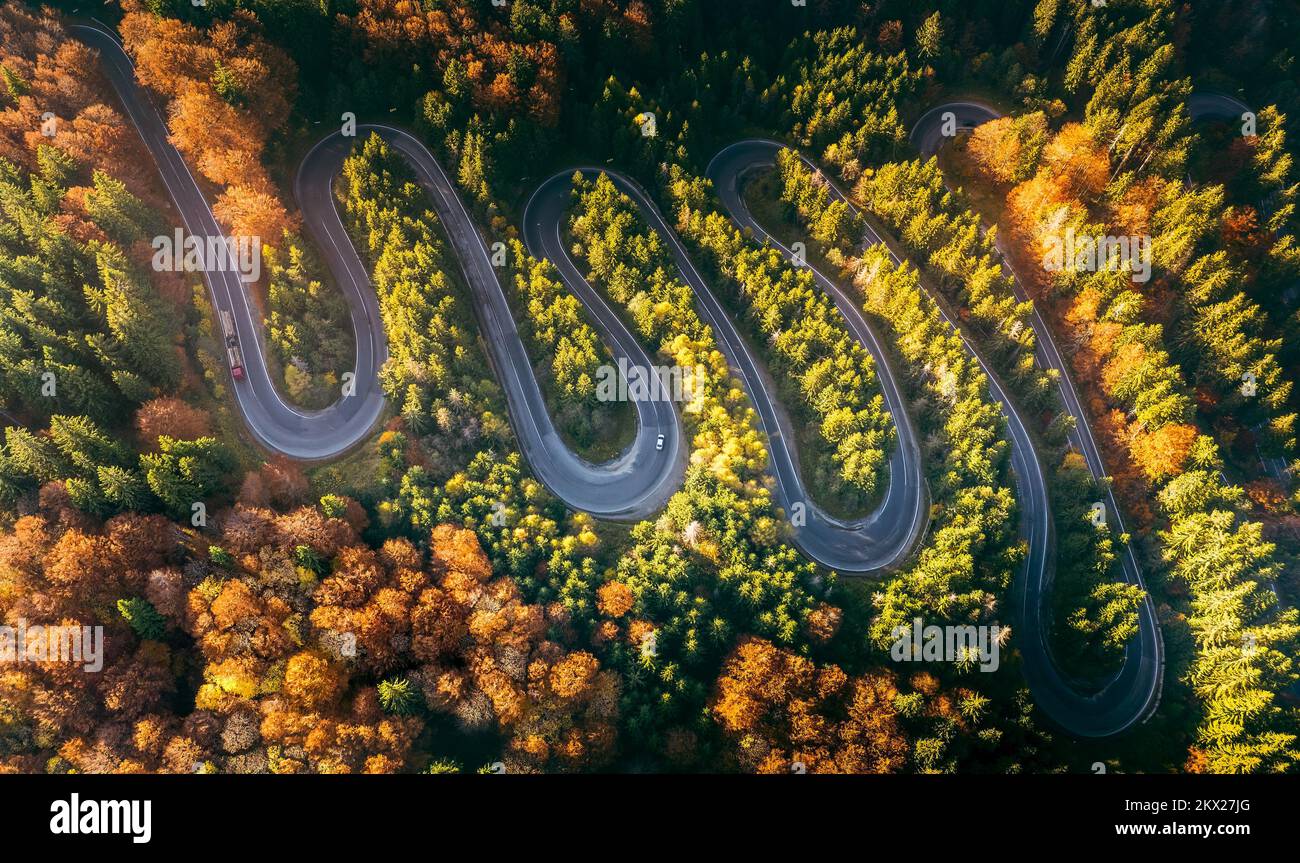 Bratocea famoso passo tortuoso, Carpazi Montagne, Romania. Autunno montagna strade sceniche, paesaggio forestale. Foto Stock