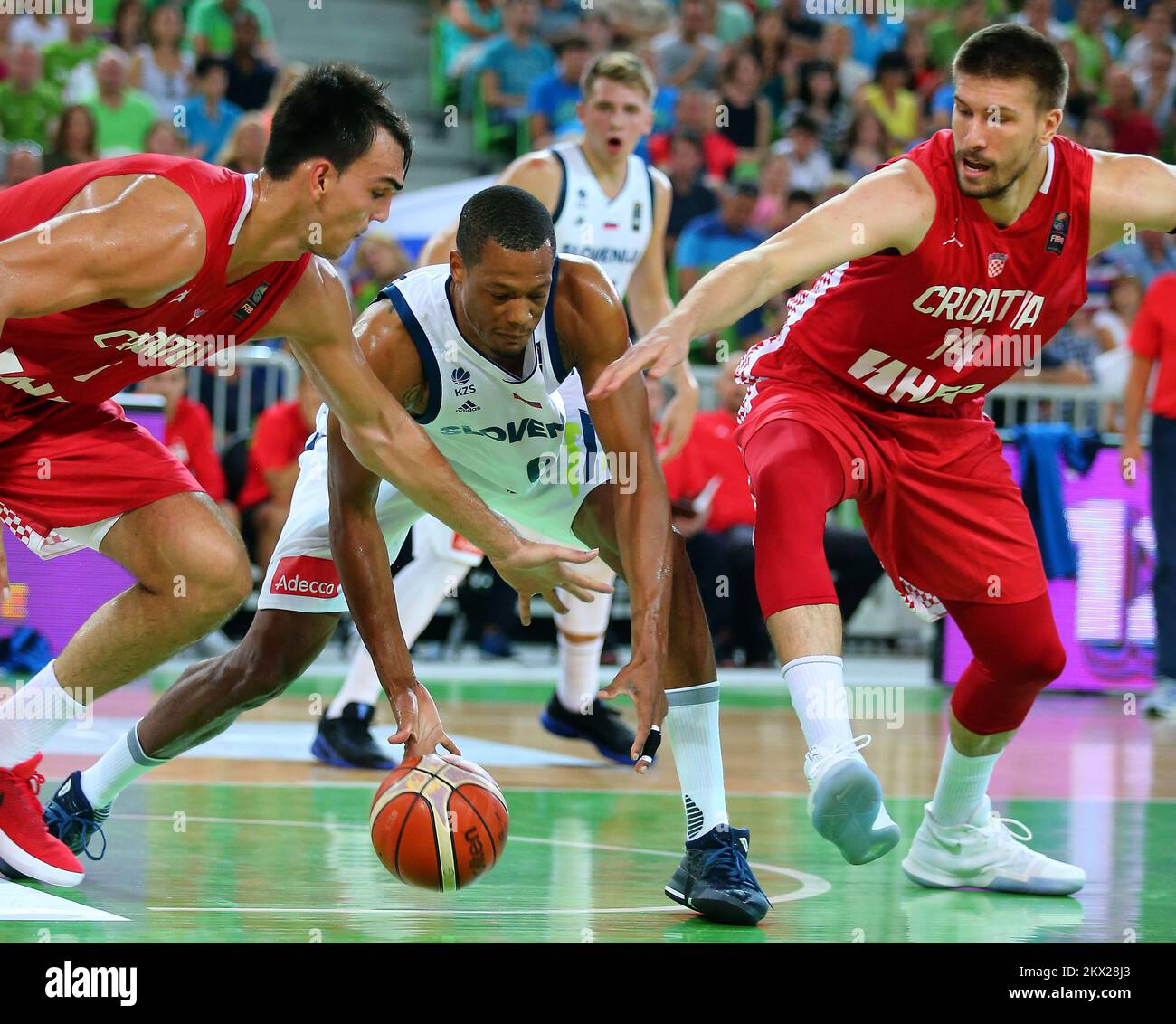 24.08.2017., Stozice, Ljubljana Slovenia - incontro preparatorio per EuroBasket 2017., Slovenia - Croazia. Dario Saric, Anthony Randolph, Ivan Buva. Foto: Jurica Galoic/PIXSELL Foto Stock