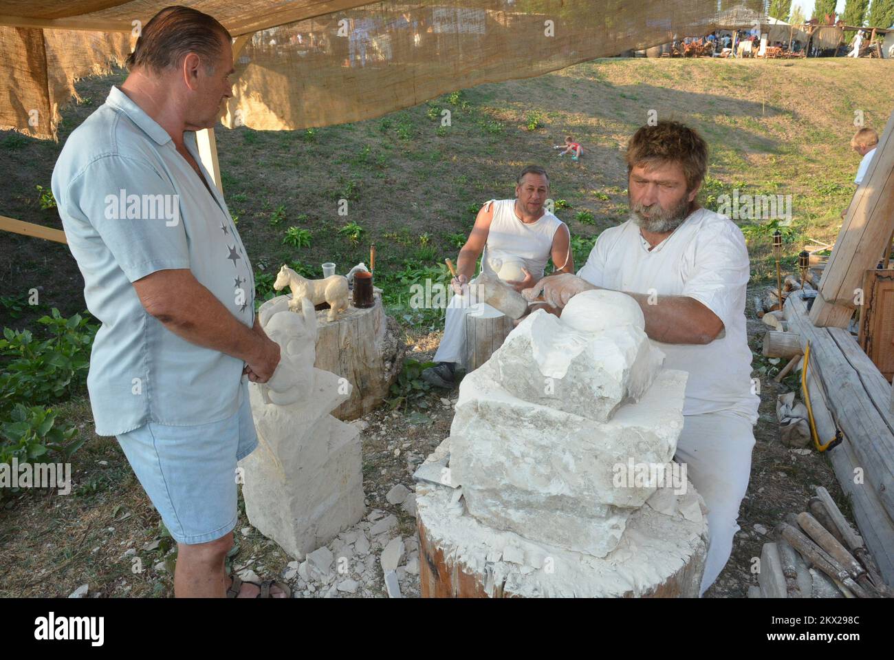 25.08.2017., Koprivnica, Croazia - Renaissance Festival è un evento turistico-storico ed educativo, il più grande spettacolo di 'immagini viventi' del passato in questa parte d'Europa, e ha la sua base in fatti storici.la maggior parte del contenuto è legato al 15th ° secolo, E soprattutto con il 16th ° secolo, quando il Rinascimento si è verificato fortificazioni. Il festival del Rinascimento riunisce oltre 700 partecipanti originali in costume provenienti da casa e dall'estero (Slovenia, Italia, Ungheria, Slovacchia, Repubblica Ceca). Enorme area delle mura della città coperta da tende medievali, campi, torri d'assedio e imponente sce Foto Stock