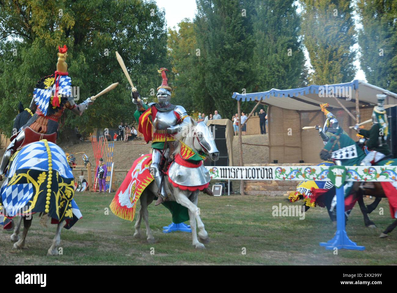 25.08.2017., Koprivnica, Croazia - Renaissance Festival è un evento turistico-storico ed educativo, il più grande spettacolo di 'immagini viventi' del passato in questa parte d'Europa, e ha la sua base in fatti storici.la maggior parte del contenuto è legato al 15th ° secolo, E soprattutto con il 16th ° secolo, quando il Rinascimento si è verificato fortificazioni. Il festival del Rinascimento riunisce oltre 700 partecipanti originali in costume provenienti da casa e dall'estero (Slovenia, Italia, Ungheria, Slovacchia, Repubblica Ceca). Enorme area delle mura della città coperta da tende medievali, campi, torri d'assedio e imponente sce Foto Stock