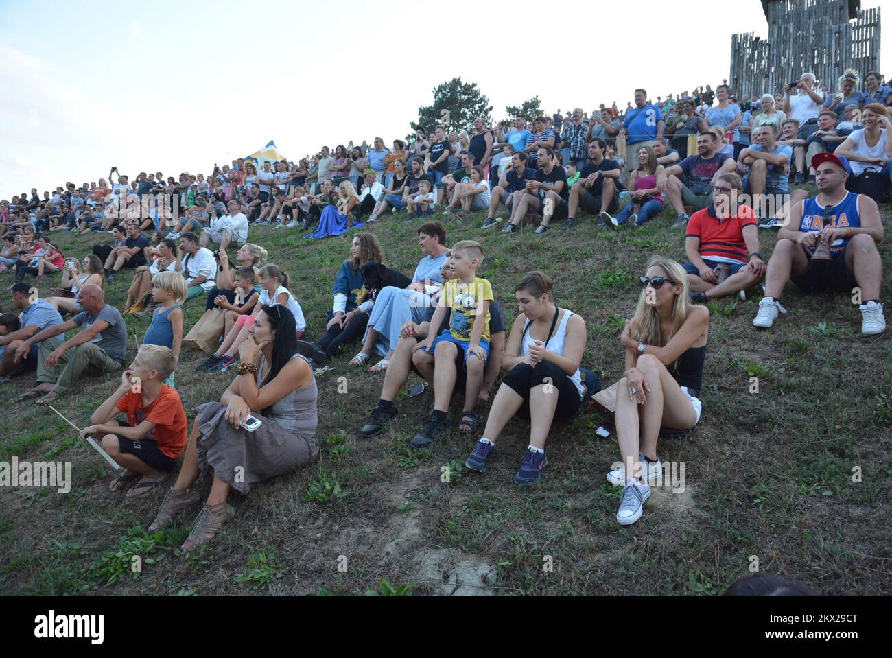 25.08.2017., Koprivnica, Croazia - Renaissance Festival è un evento turistico-storico ed educativo, il più grande spettacolo di 'immagini viventi' del passato in questa parte d'Europa, e ha la sua base in fatti storici.la maggior parte del contenuto è legato al 15th ° secolo, E soprattutto con il 16th ° secolo, quando il Rinascimento si è verificato fortificazioni. Il festival del Rinascimento riunisce oltre 700 partecipanti originali in costume provenienti da casa e dall'estero (Slovenia, Italia, Ungheria, Slovacchia, Repubblica Ceca). Enorme area delle mura della città coperta da tende medievali, campi, torri d'assedio e imponente sce Foto Stock