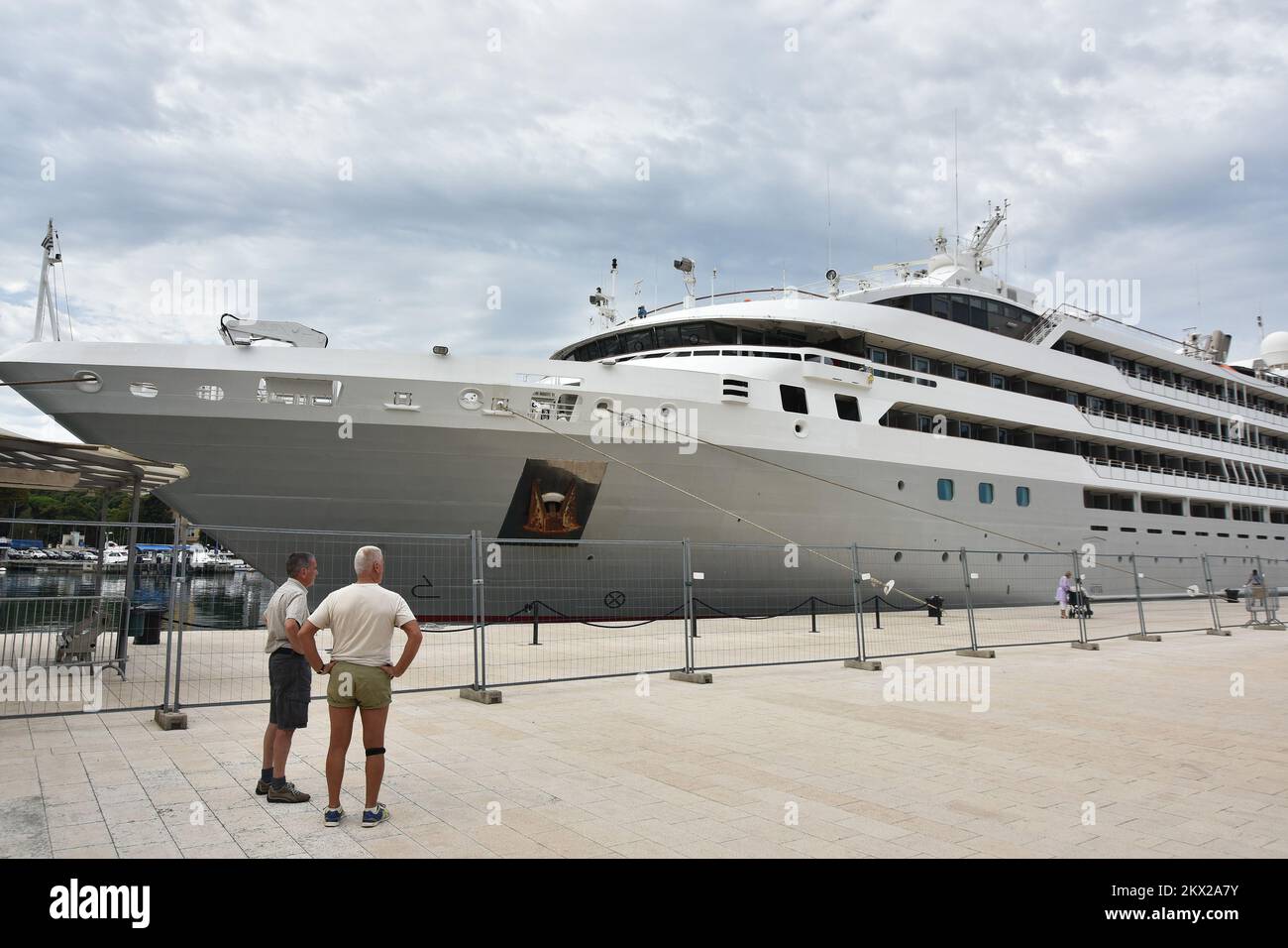 28.08.2017., Pula, Croazia - l'incrociatore le Lyrial che navigava sotto la bandiera francese navigava nel porto della città. Foto: Dusko Marusic / PIXSELL Foto Stock