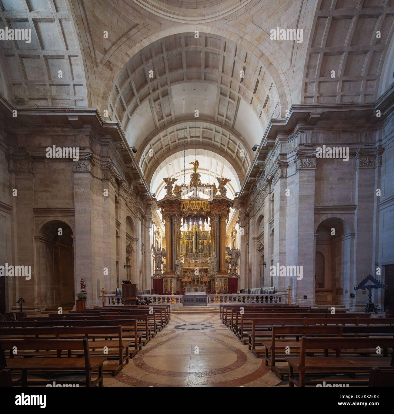 Altare e navata alla Chiesa di Sao Vicente de Fora interno - Lisbona, Portogallo Foto Stock