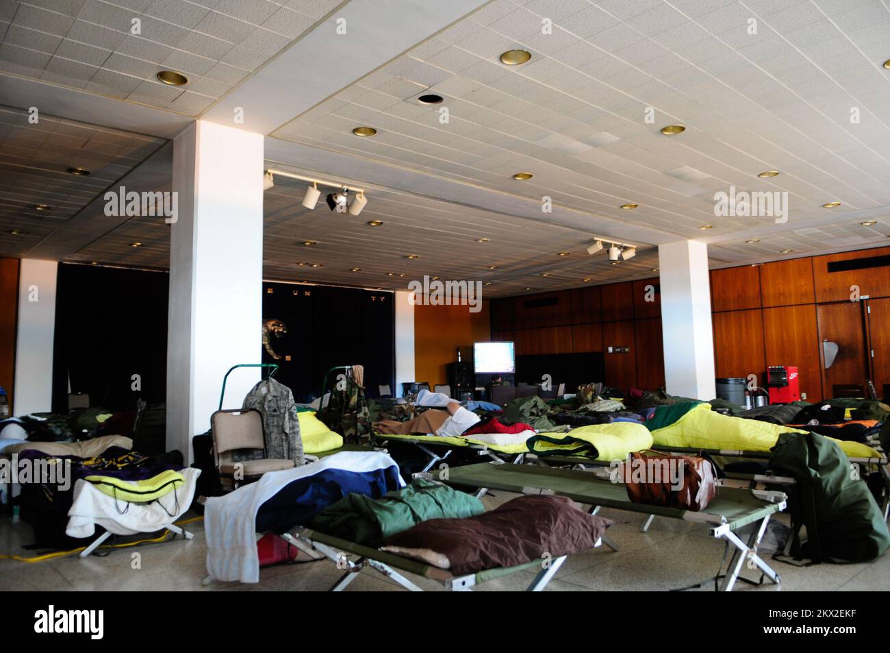 Hurricane Gustav, Baton Rouge, LA, 31 agosto 2008 i membri del team della polizia di sicurezza/Guardia nazionale aerea del 459th lo hanno ruvido e catturano il sonno mentre ruotano di 12 ore mentre sostengono la comunità durante l'uragano Gustav. Barry Bahler/FEMA. Fotografie relative a disastri e programmi, attività e funzionari di gestione delle emergenze Foto Stock