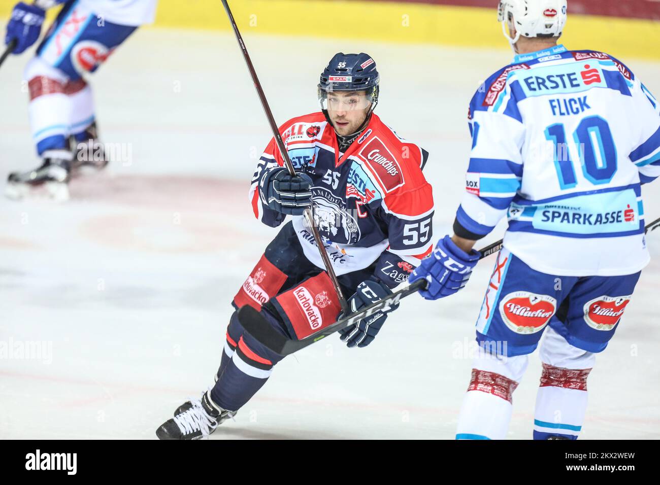 10.10.2017., Croazia, Zagabria - EBEL Ice Hockey League, round 10, KHL Medvescak - EC VSV. Harri Tikkanen, Robert Flick. Foto: Igor soban/PIXSELL Foto Stock