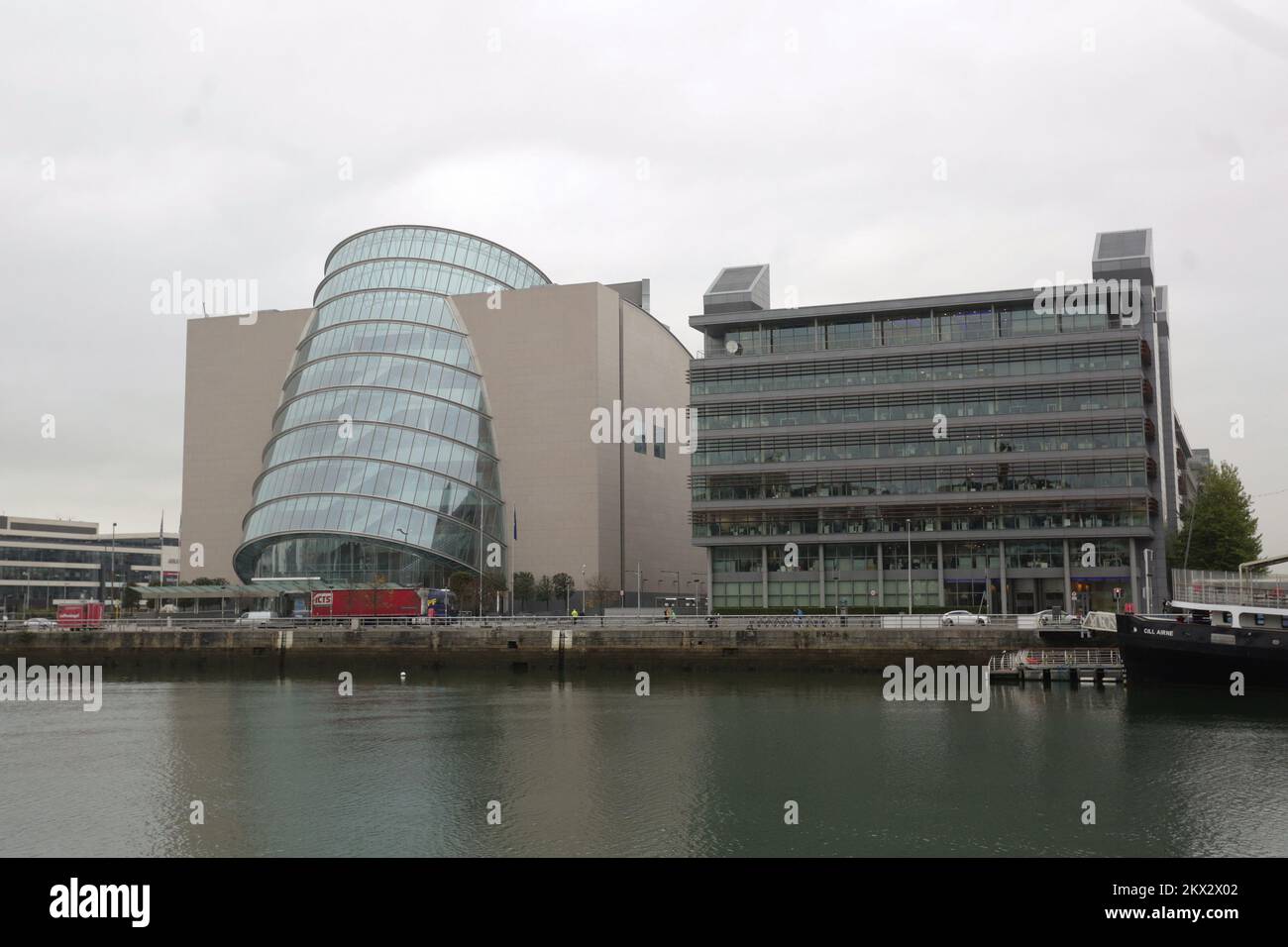 09.10.2017., Dublino, Irlanda - il Centro Congressi Dublino è un centro congressi situato nei Docklands di Dublino, Irlanda. Il centro convegni si affaccia sul fiume Liffey presso Spencer Dock. È stato progettato dall'architetto americano-irlandese Kevin Roche. Il CCD è stato selezionato per i Engineers Ireland Excellence Awards – Engineering Project of the Year 2010. Foto: Luka Stanzl/PIXSELL Foto Stock