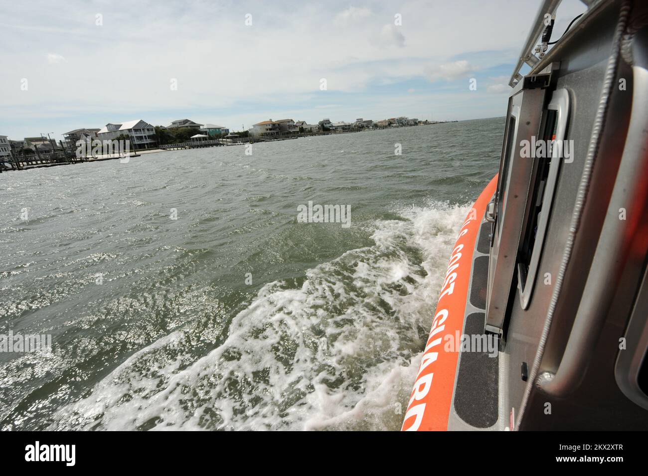 Wilmington, NC, 6 settembre 2008 i membri della Guardia Costiera degli Stati Uniti controllano il canale per assicurarsi che le boe siano ancora in posizione e che le marcature dei canali non siano state disturbate a causa dell'uragano Hanna. Wilmington, NC, 6 settembre 2008--i membri della Guardia Costiera degli Stati Uniti controllano il canale per assicurarsi che i bouys siano ancora in atto e che le marcature corrette del canale non siano state disturbate a causa dell'uragano Hanna. Fotografie relative a disastri e programmi, attività e funzionari di gestione delle emergenze Foto Stock
