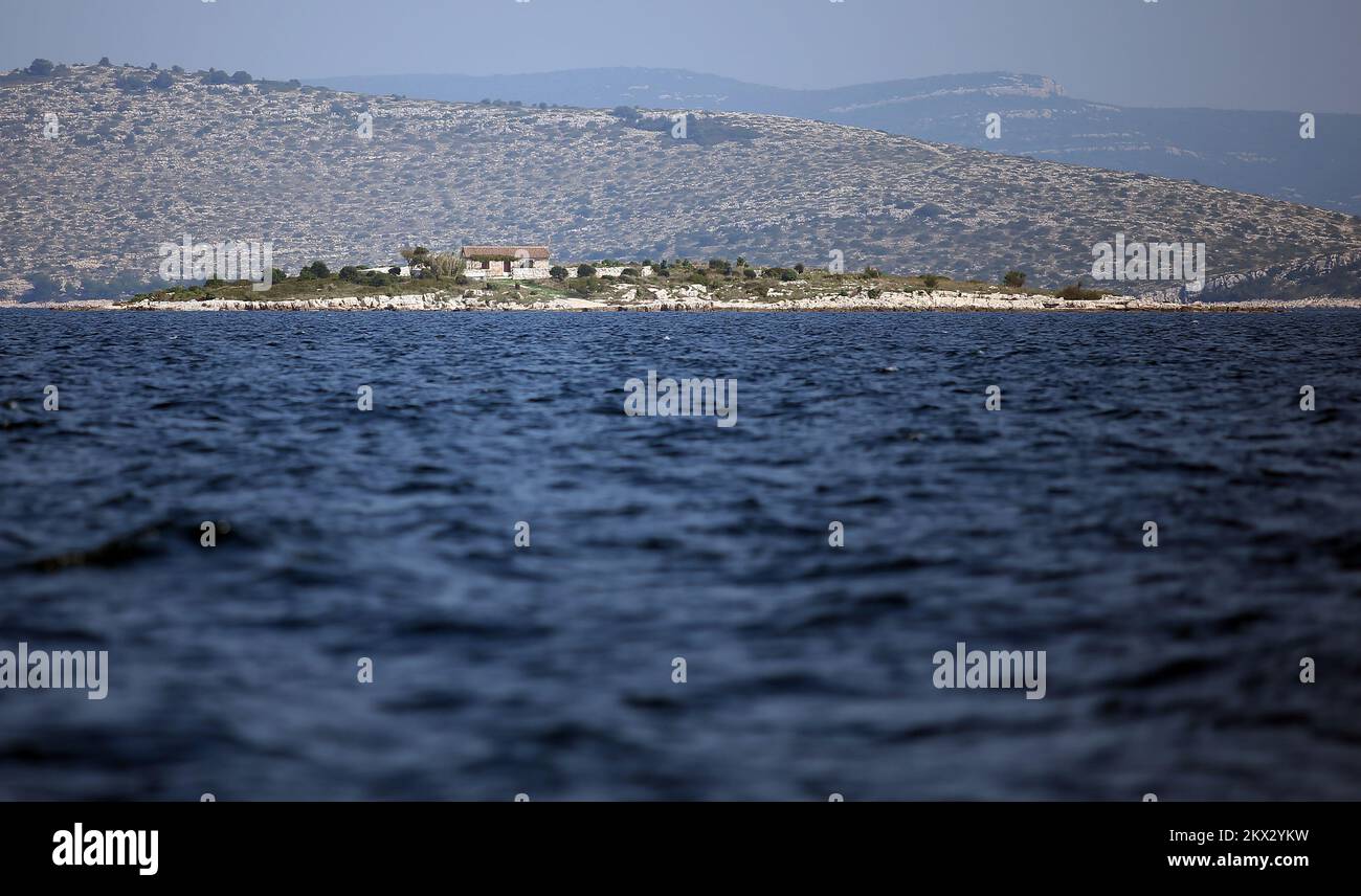 16.10.2017., Dugi otok, Croazia - Vista delle isole Kornati. L'arcipelago croato di Kornati, conosciuto anche come le isole Stomorski, si trova nella parte settentrionale della Dalmazia, a sud di Zara e ad ovest di Sibenik, nella contea di Sibenik-Knin. Con 35 chilometri (22 miglia) di lunghezza e 140 isole, alcune grandi, alcune piccole, in un'area di mare di circa 320 chilometri quadrati (124 miglia), i Kornati sono l'arcipelago più denso del Mar Mediterraneo. Foto: Slavko Midzor/PIXSELL Foto Stock