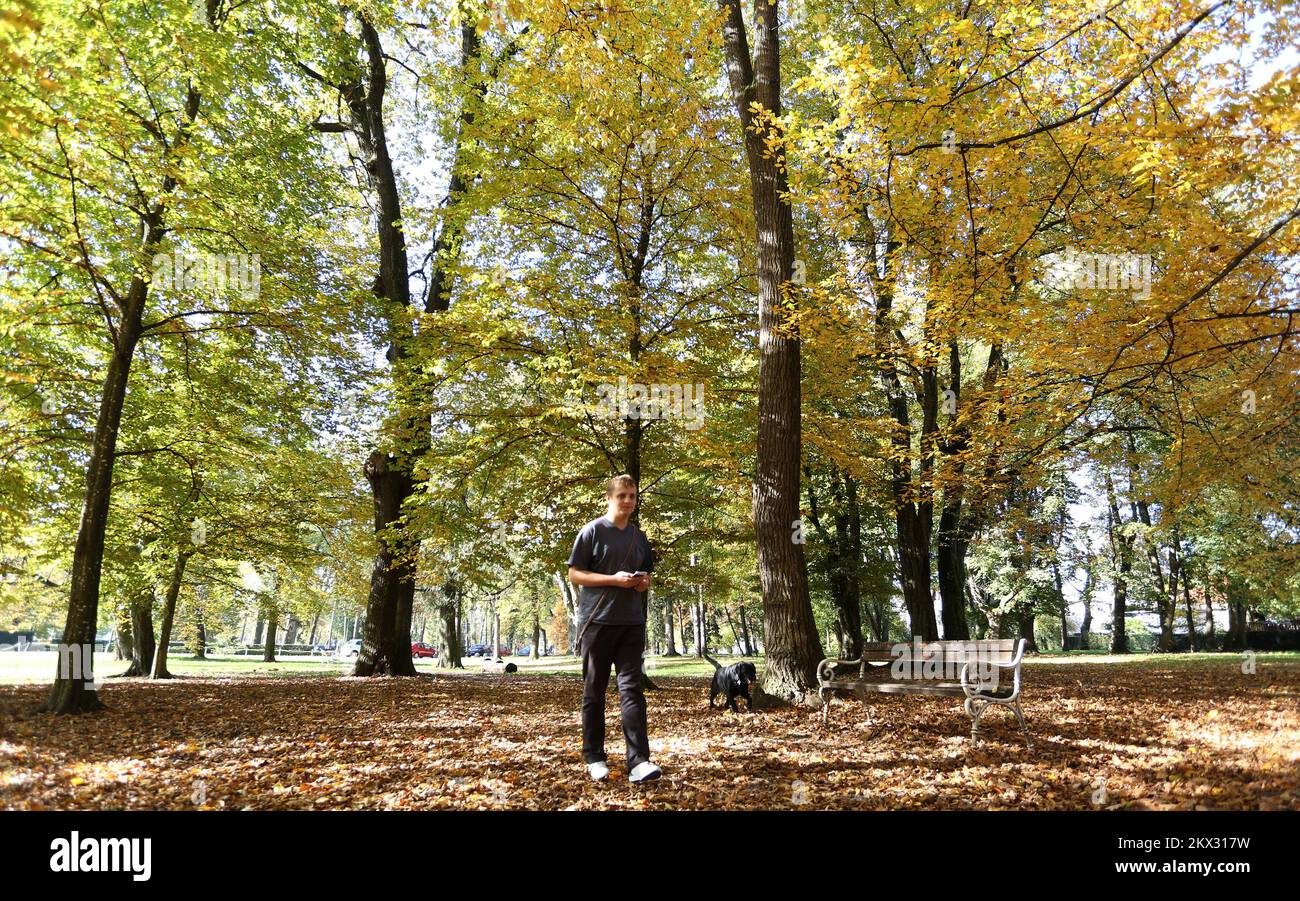 20.10.2017., Croazia, Karlovac - il sole e il caldo clima autunnale, così come i colori della natura, ha attirato molti cittadini a camminare nei parchi della città. Foto: Kristina Stedul Fabac/PIXSELL Foto Stock