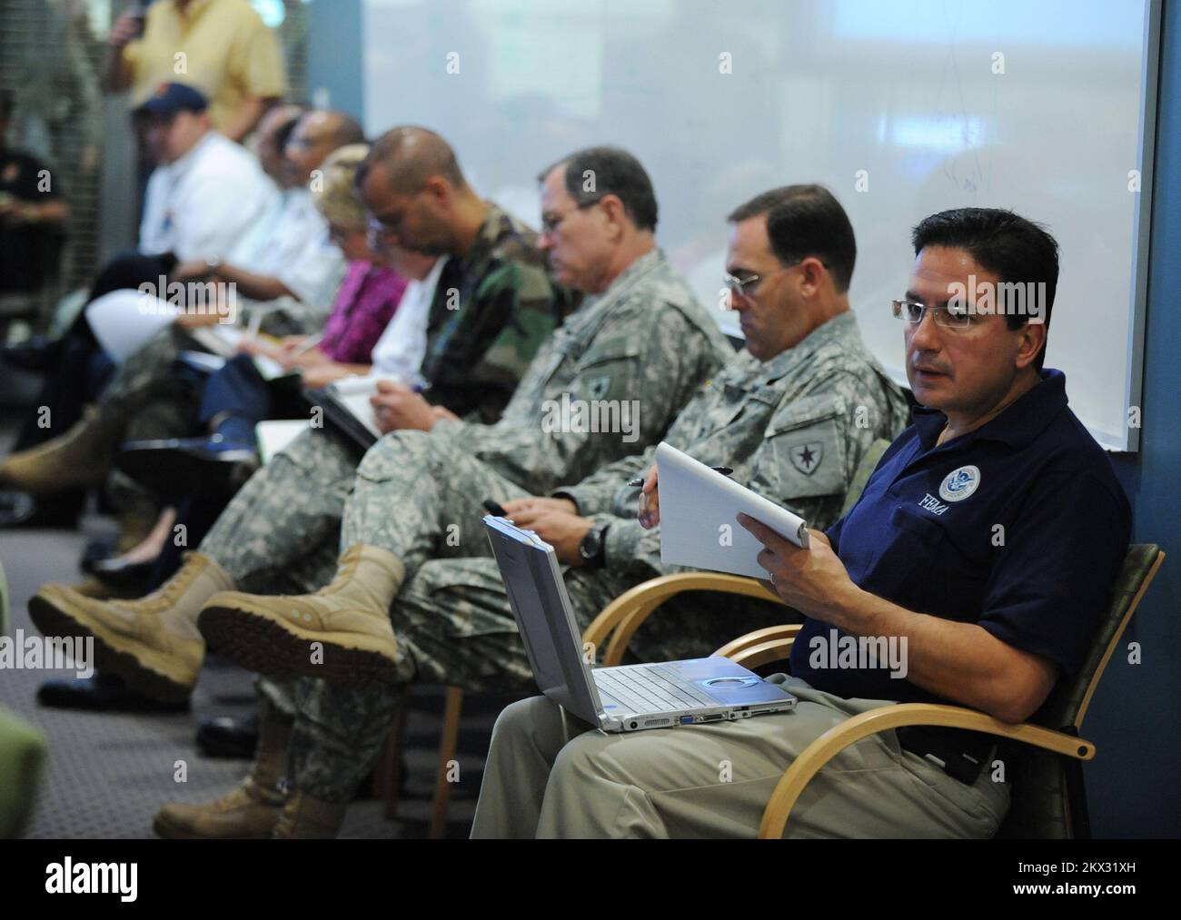 Hurricane Ike, San Antonio, TX, 10 settembre 2008 locale, I funzionari statali e federali ricevono un briefing tramite una conference call per l'aggiornamento della situazione presso la città di San Antonio e il Bexar County Emergency Operations Center. Ci si aspetta che l'uragano Ike faccia atterrante da qualche parte sulla costa orientale del Texas. San Antonio, TX, USA--10 settembre 2008--- funzionari locali, statali e federali ricevono un briefing tramite una conference call per l'aggiornamento situazionale presso la città di San Antonio e Bexar County Emergency Operations Center. Ci si aspetta che l'uragano Ike faccia atterrante da qualche parte sulla costa orientale Foto Stock